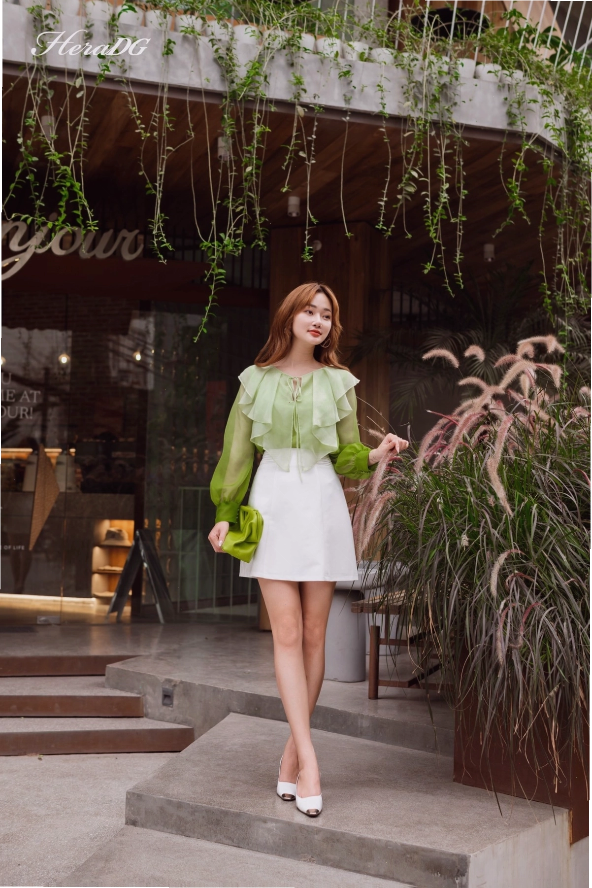 Người mẫu mặc áo dài cổ bèo tay phồng màu vàng mơ, chất liệu lụa cao cấp, vẻ ngoài rạng rỡ