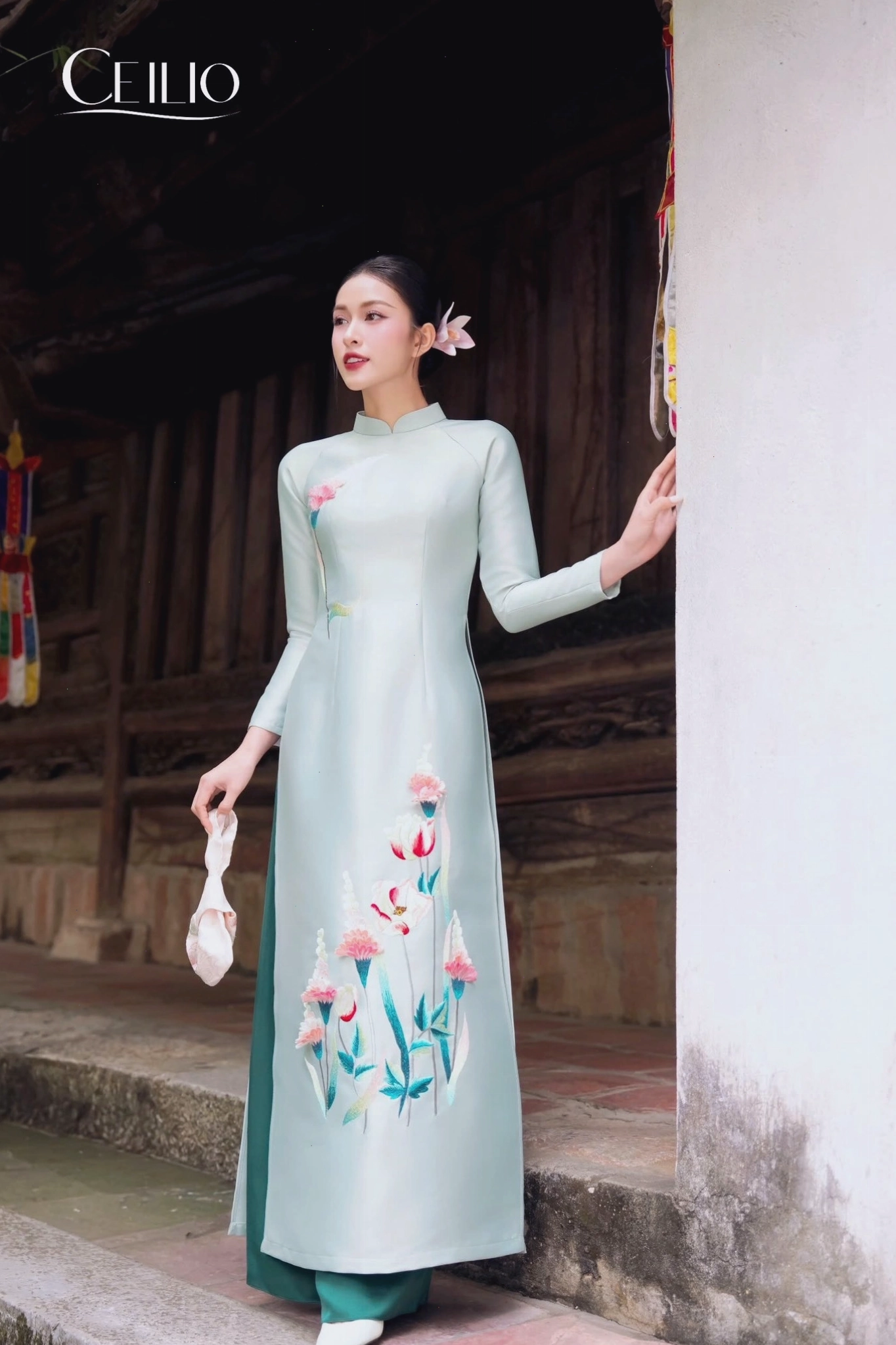 Người mẫu phối áo dài cách tân với túi tote và kính râm
