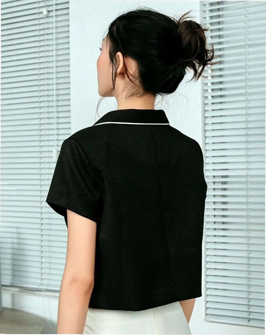 Người mẫu phối áo dài cổ lá sen với quần lụa trắng và phụ kiện mấn đội đầu