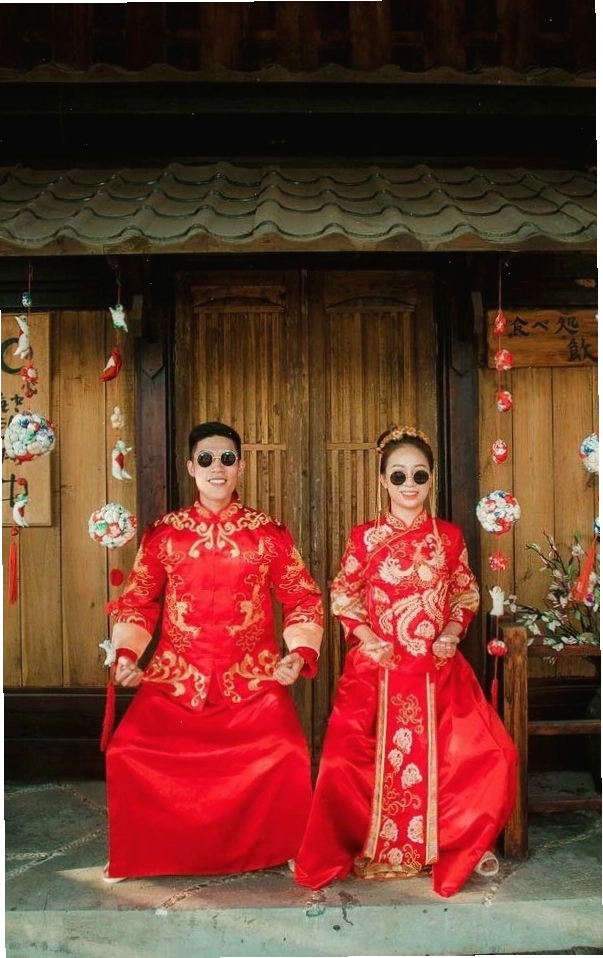 Người mẫu tạo dáng với áo dài màu đỏ, cổ chữ V
