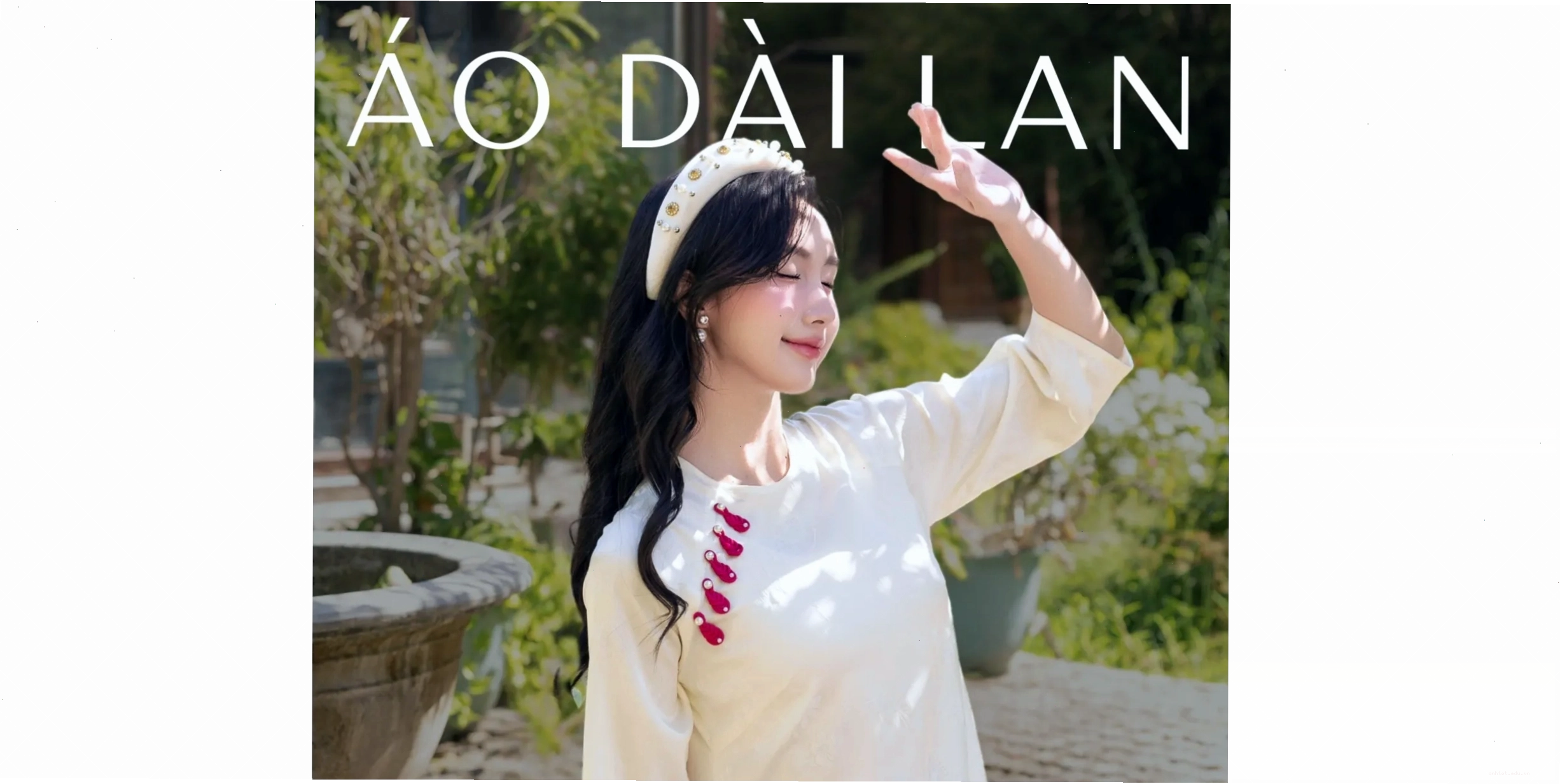 Người mẫu trẻ diện áo dài cổ yếm cách tân màu xanh pastel, tay phồng nhẹ, phối cùng quần lụa trắng dạo phố