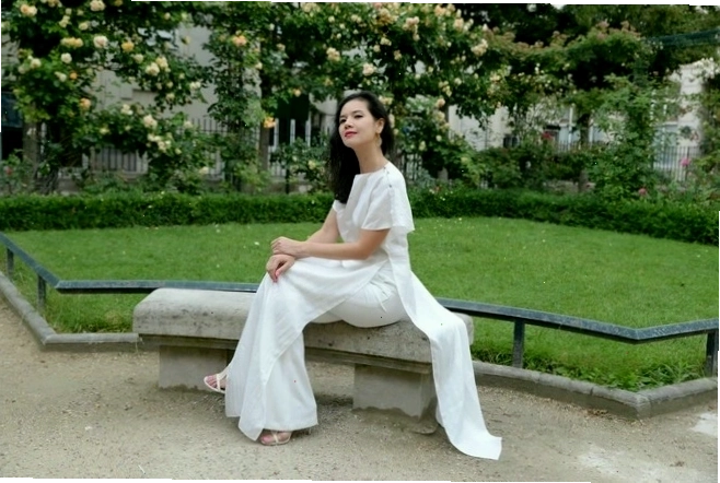 Người mẫu trẻ trung diện áo dài cách tân màu hồng pastel với quần lụa trắng