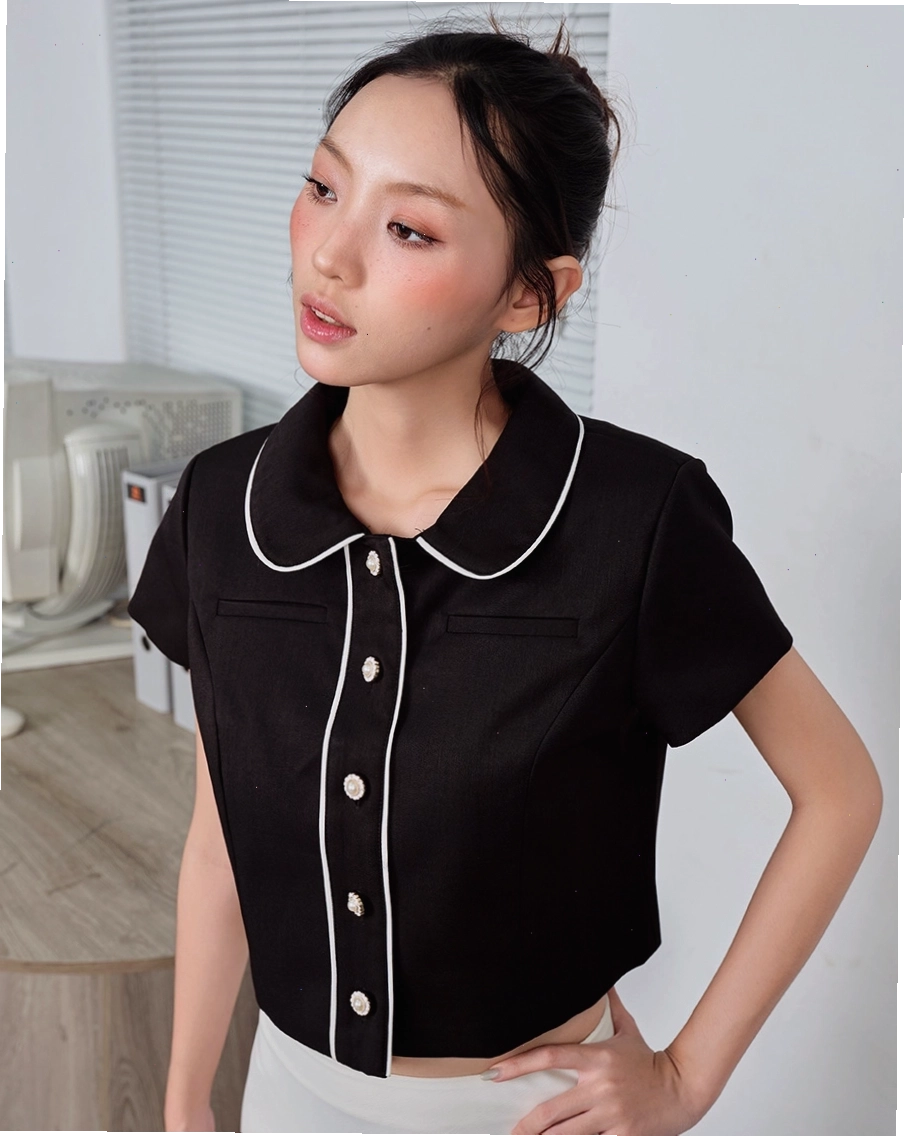 Người mẫu trẻ trung diện áo dài cổ lá sen màu trắng, phối cùng quần lụa ống rộng và mấn đội đầu cách điệu