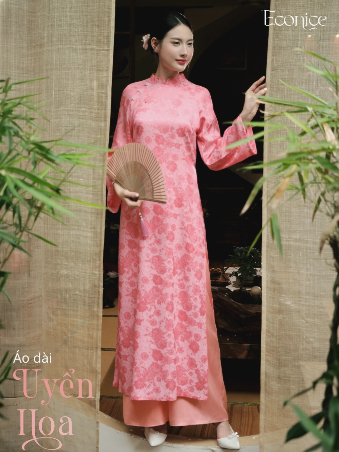 Người mẫu trẻ trung diện set áo dài cách tân màu hồng pastel, tay phồng, cổ tròn, phối cùng chân váy midi đồng màu.