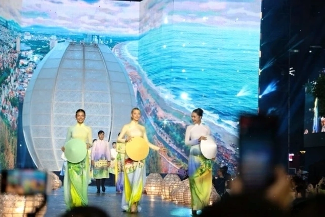 Người mẫu trình diễn bộ sưu tập áo dài lễ hội tại Thành phố Hồ Chí Minh
