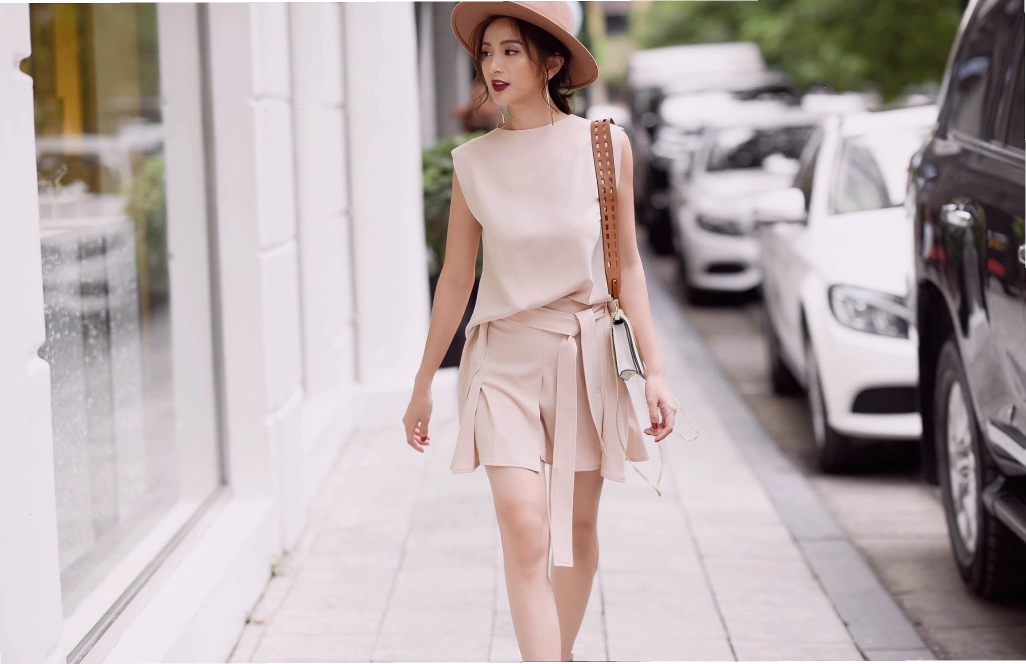 Nữ sinh mặc áo dài trắng cách tân, tay lỡ