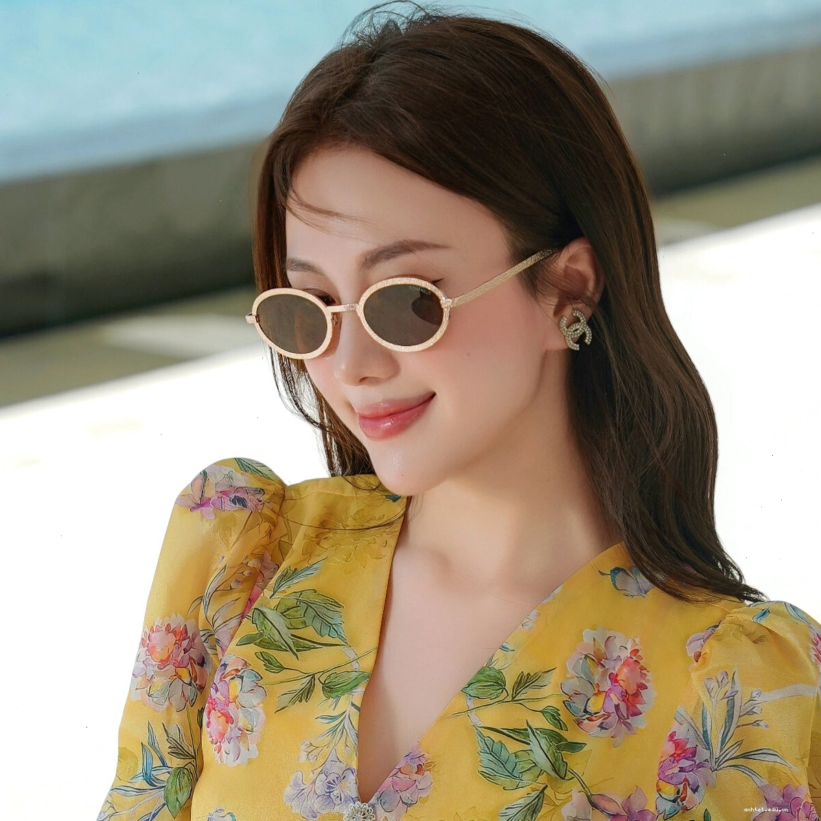 Nữ sinh tạo dáng nhí nhảnh với áo dài trắng và quần xanh