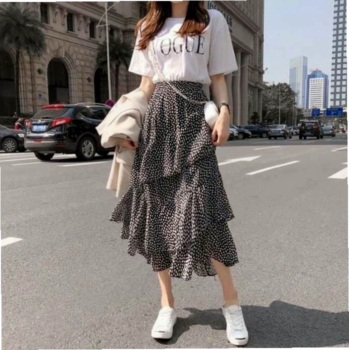 Phái đẹp thường mix áo phông trắng cùng chân váy hoa nhí dáng dài họa tiết đen trắng