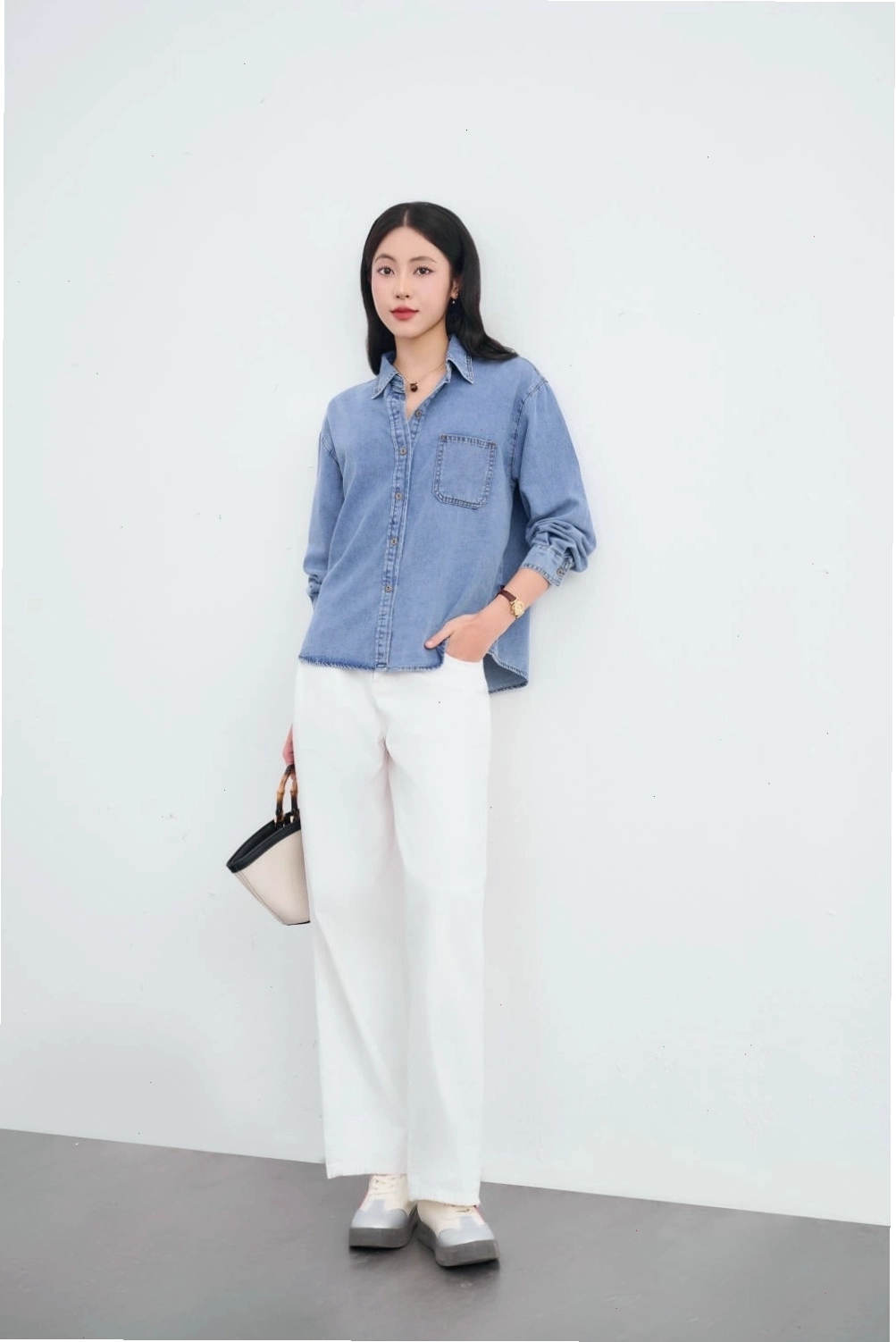 Phối áo sơ mi denim nữ với quần jeans