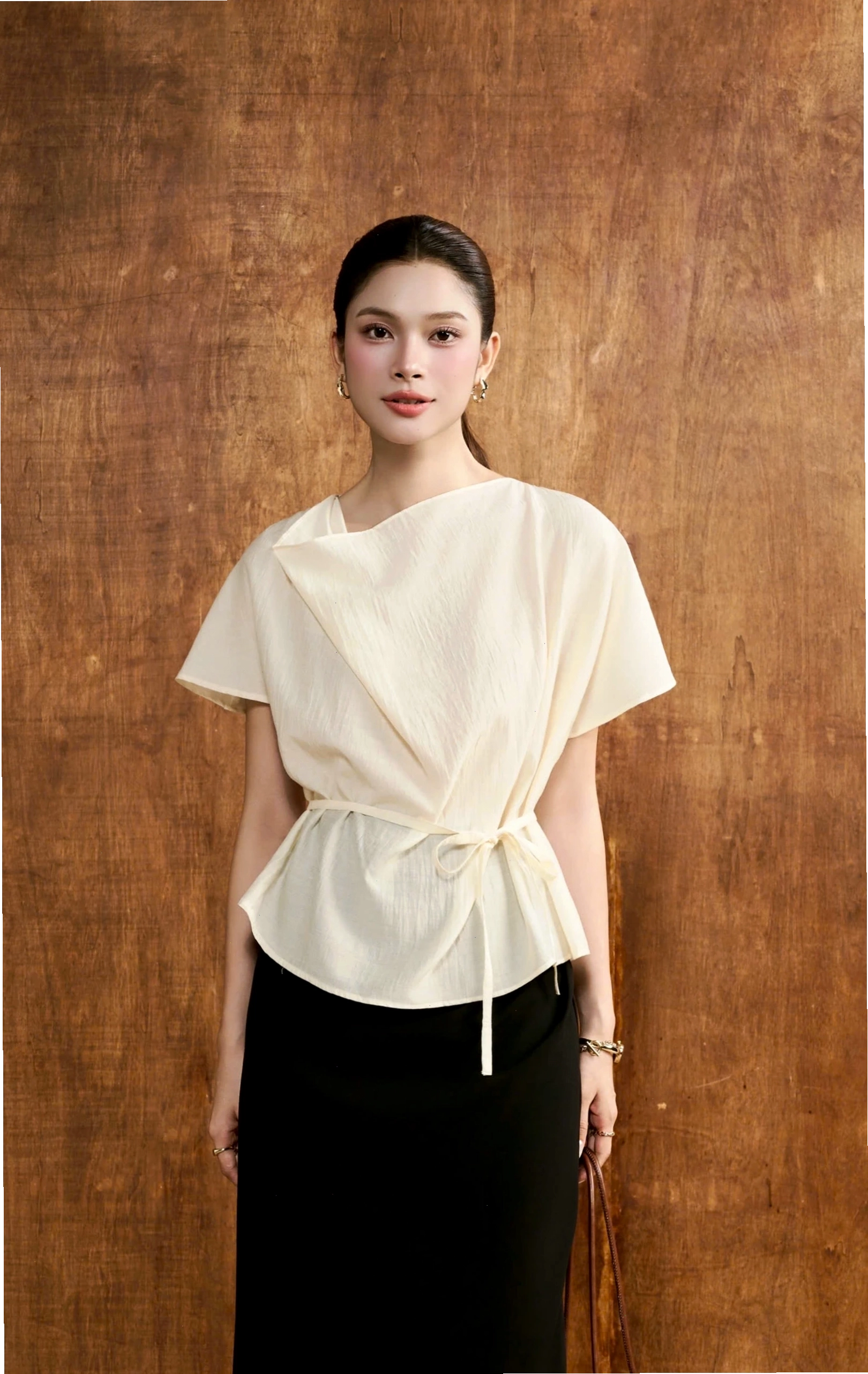 Phối cảnh áo sơ mi basic nữ cùng phụ kiện vòng cổ và túi xách