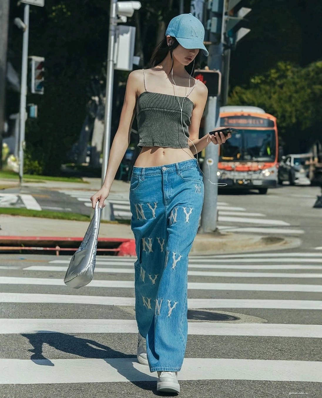 Phối cảnh phía sau của chiếc quần jeans nữ ống rộng basic