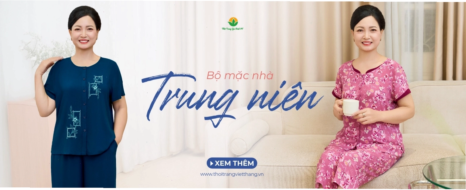 Phối chân váy xếp ly ngắn với áo len mỏng và túi xách đeo vai