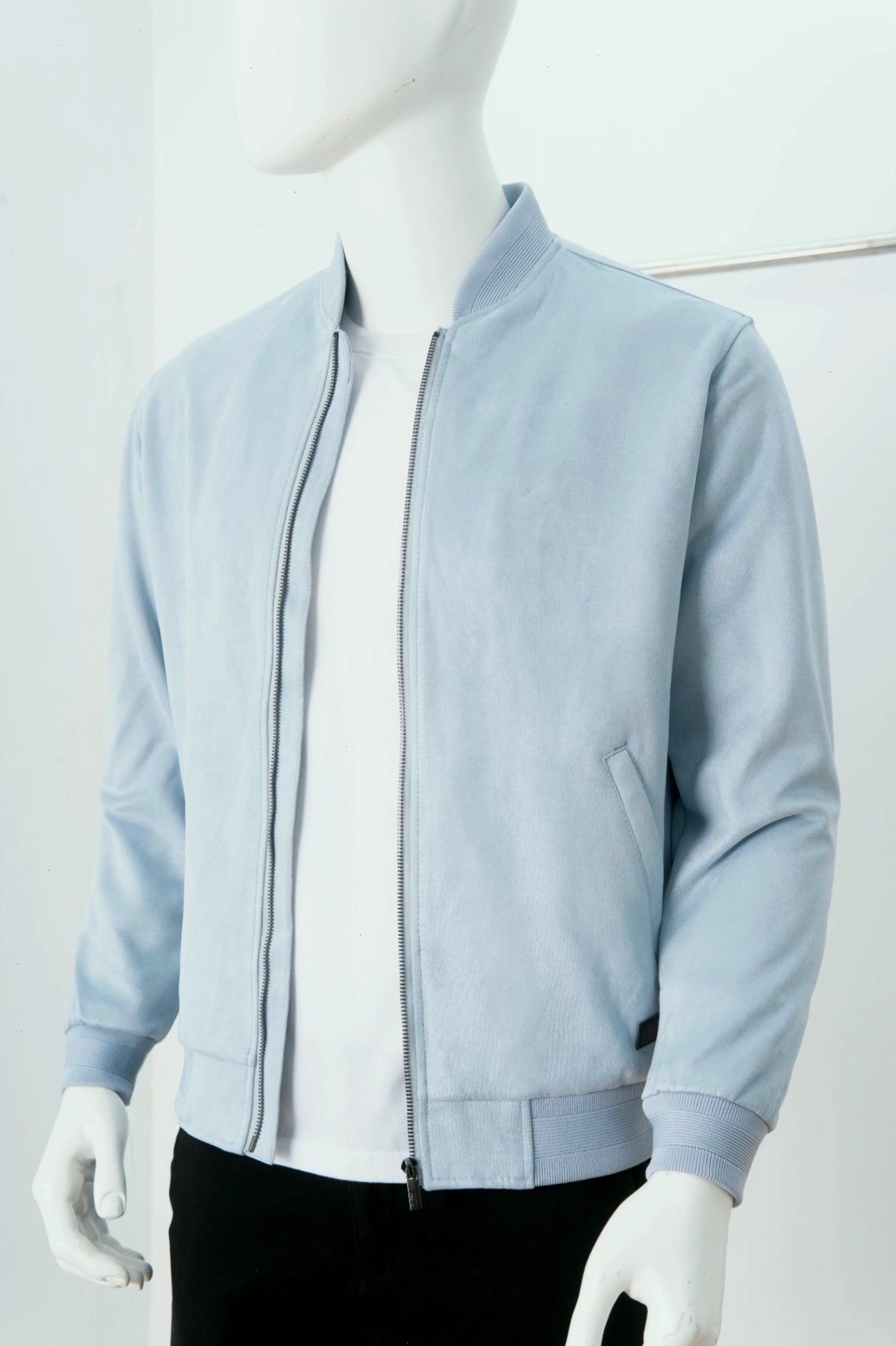 Phối đồ bomber da lộn với áo thun và quần jeans cho nam giới