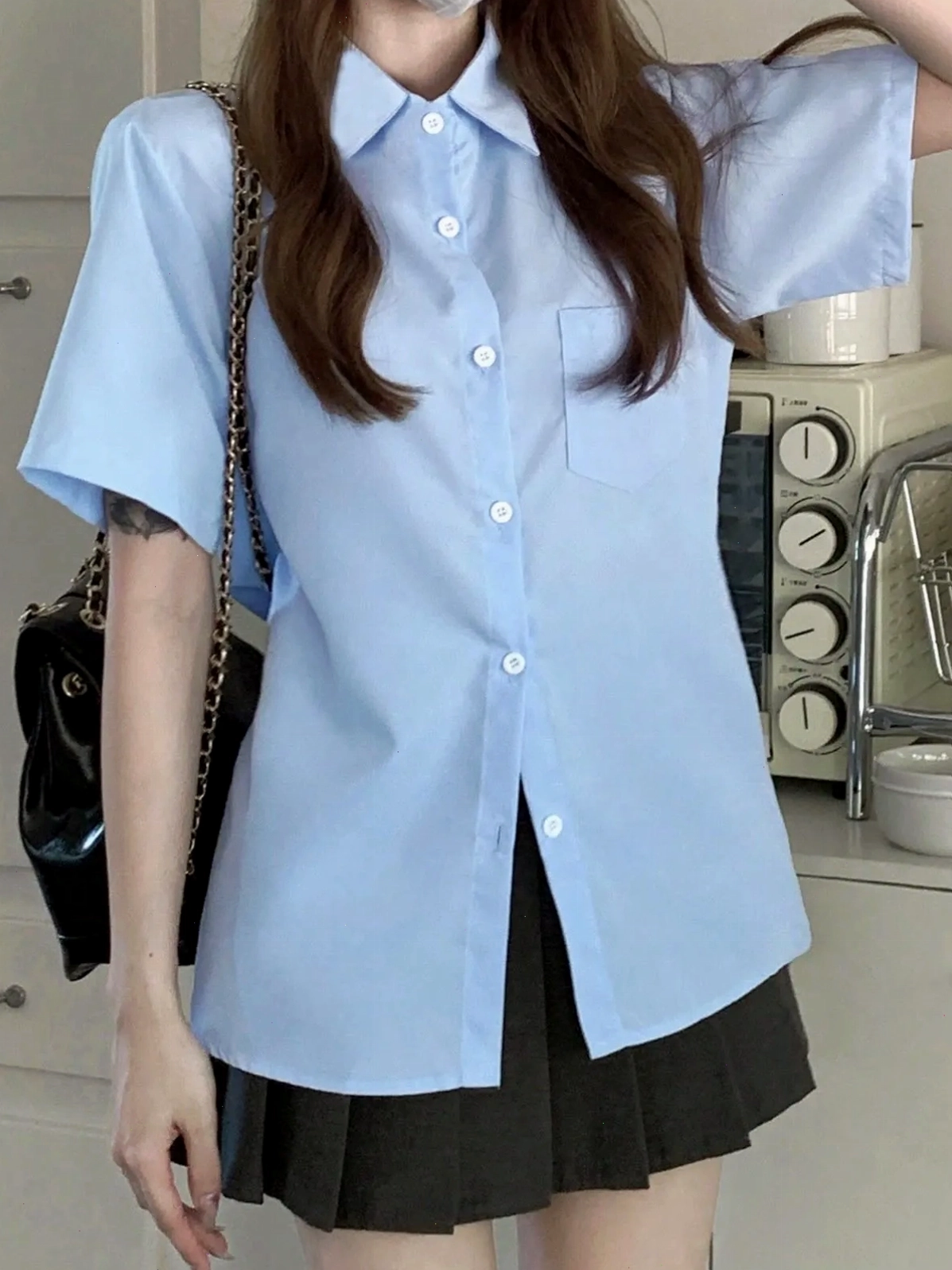 Phối đồ với áo sơ mi tay ngắn với chân váy ngắn với phong cách dễ thương