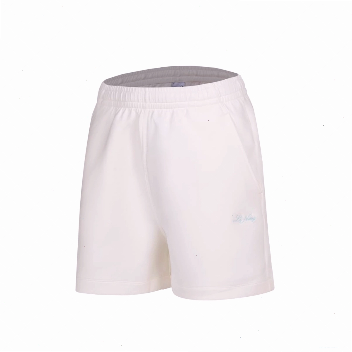 Phối quần short thể thao nữ màu be với áo len mỏng và giày lười