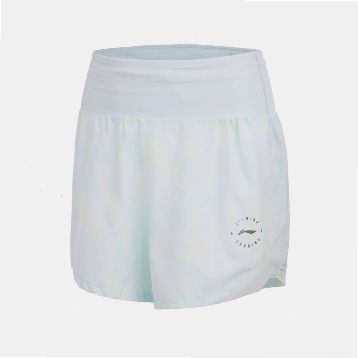 Phối quần short thể thao nữ màu trắng với áo croptop đen và sneakers trắng