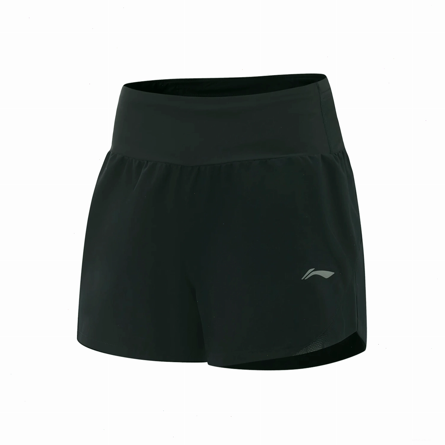 Phối quần short thể thao nữ nike với áo thun oversized và mũ lưỡi trai