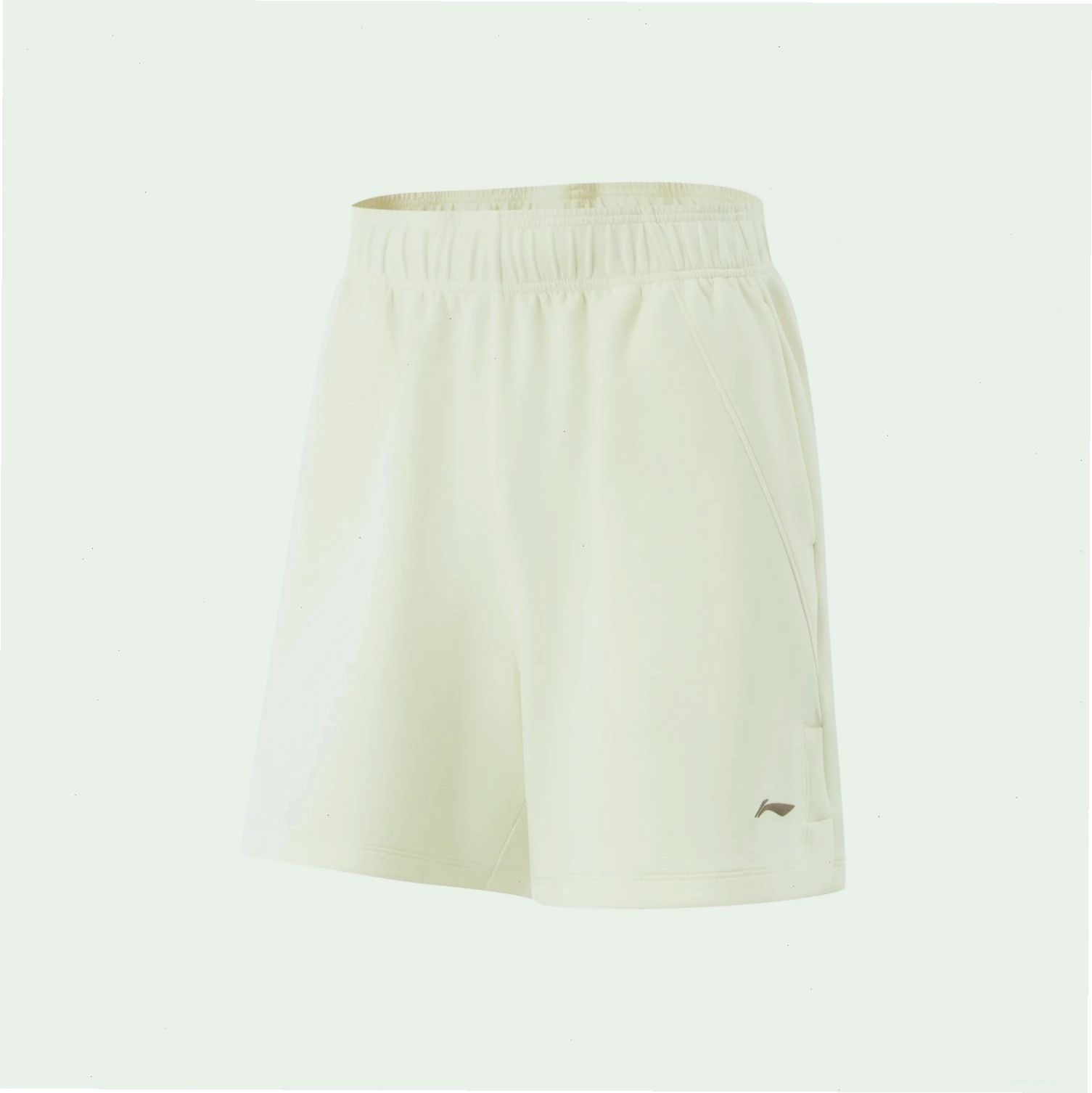 Phối quần short thể thao nữ với áo ba lỗ và giày sneakers