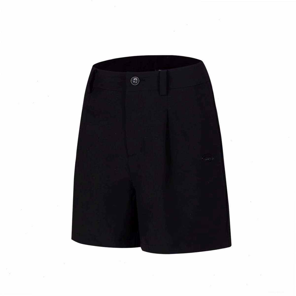Phối quần short thể thao nữ với áo sơ mi và giày thể thao