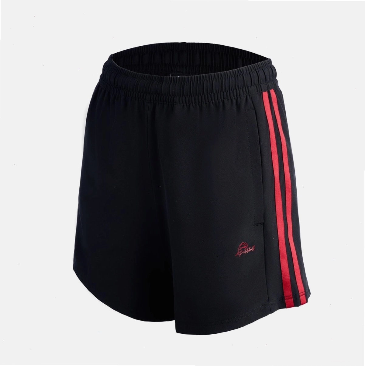 Phối quần short thể thao nữ với áo thun dài tay