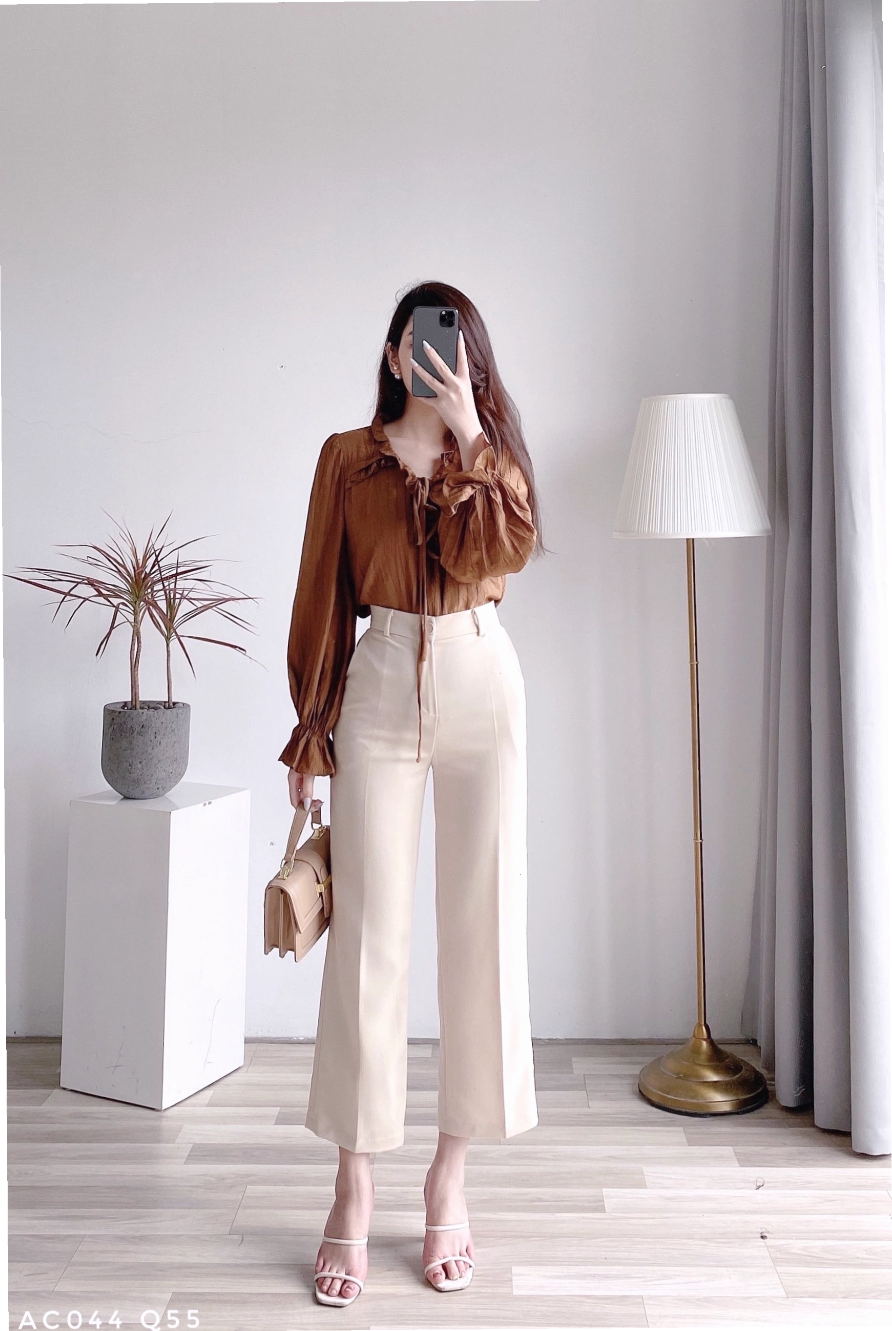 Quần culottes dáng lửng màu đen phối cùng áo thun và giày búp bê