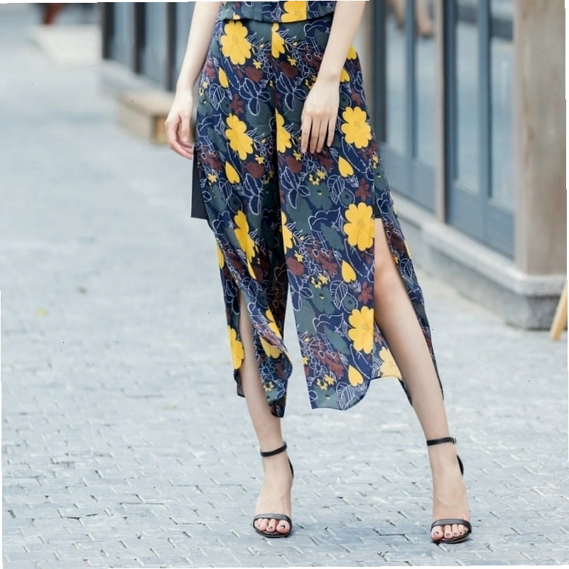 Quần culottes nữ họa tiết kẻ caro nhỏ phối cùng áo sơ mi trắng