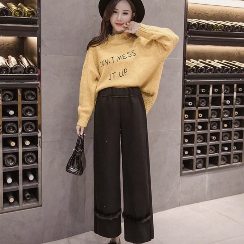 Quần culottes nữ màu be, ống rộng, phối cùng áo len