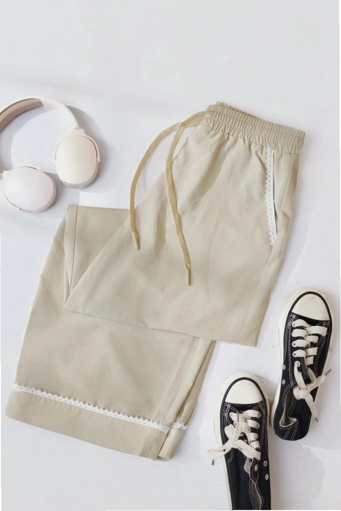 Quần culottes nữ màu be phối cùng áo thun trắng và giày sneakers