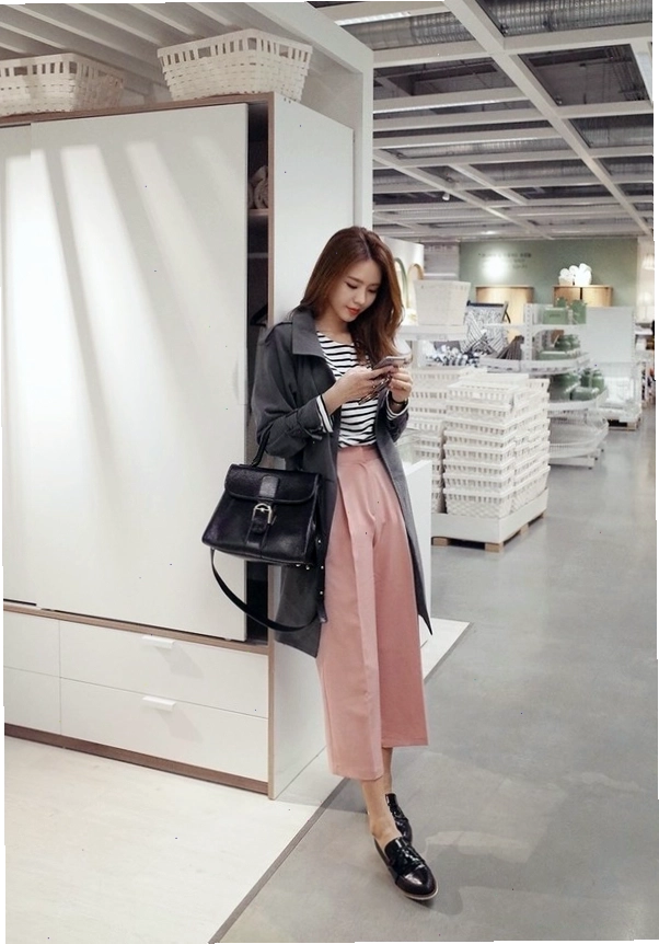Quần culottes nữ màu đen phối cùng áo len cổ lọ và trench coat dáng dài