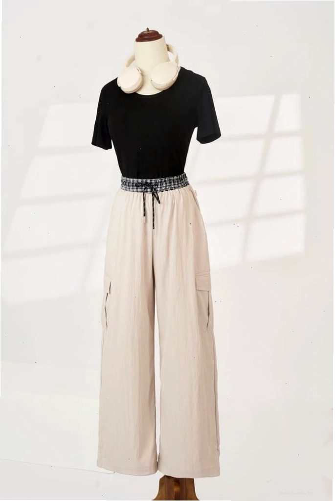 Quần culottes nữ màu nâu đất chất liệu thô phối cùng áo len cổ lọ màu kem