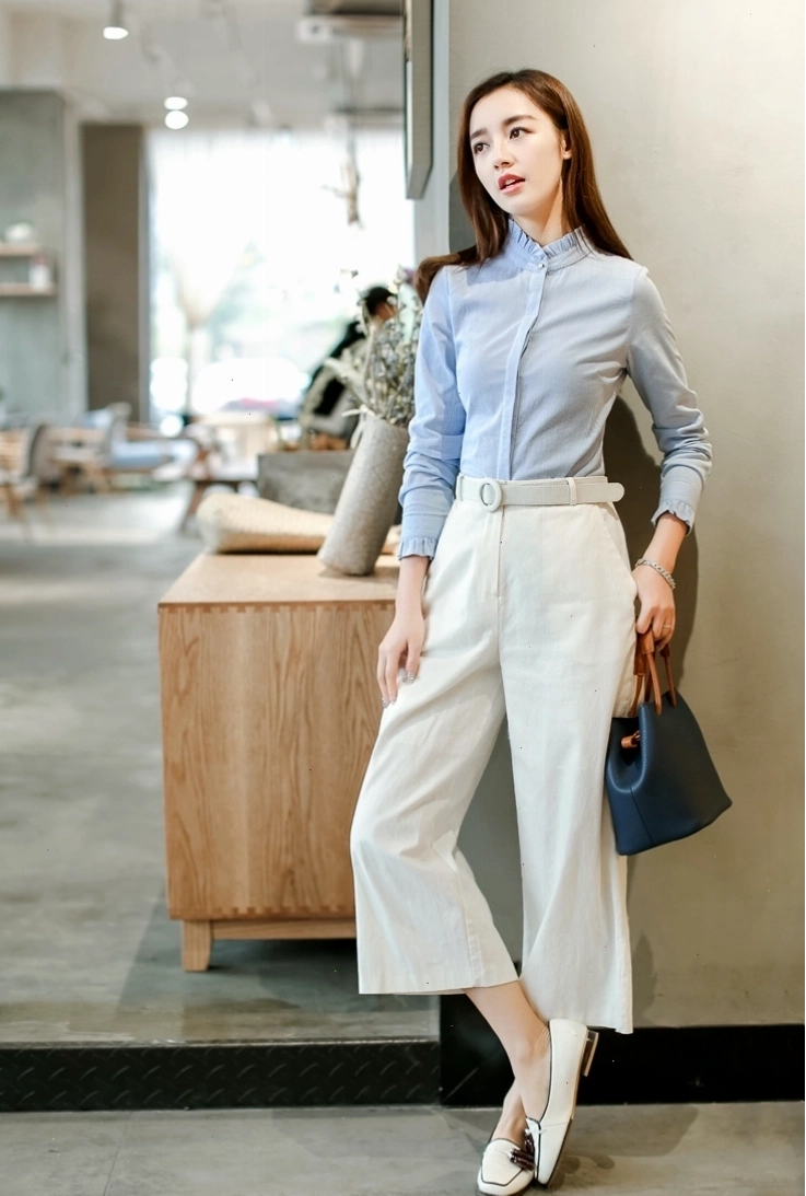 Quần culottes ống rộng màu be phối cùng áo len cổ lọ và thắt lưng da