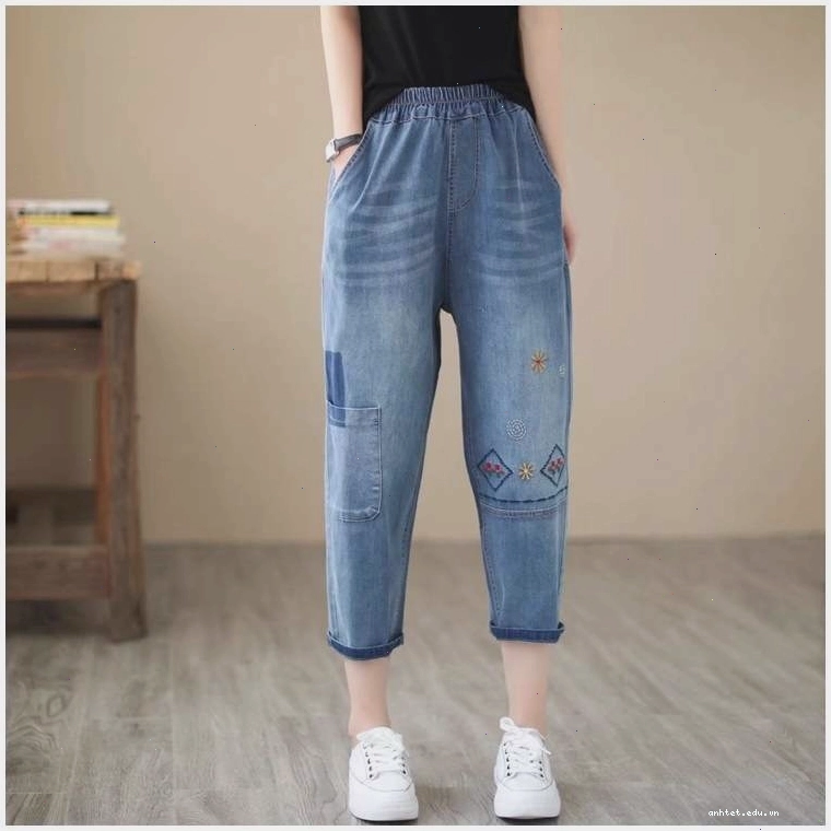Quần jean baggy nữ lưng thun màu xanh nhạt, có họa tiết hoa nhỏ, dáng suông rộng