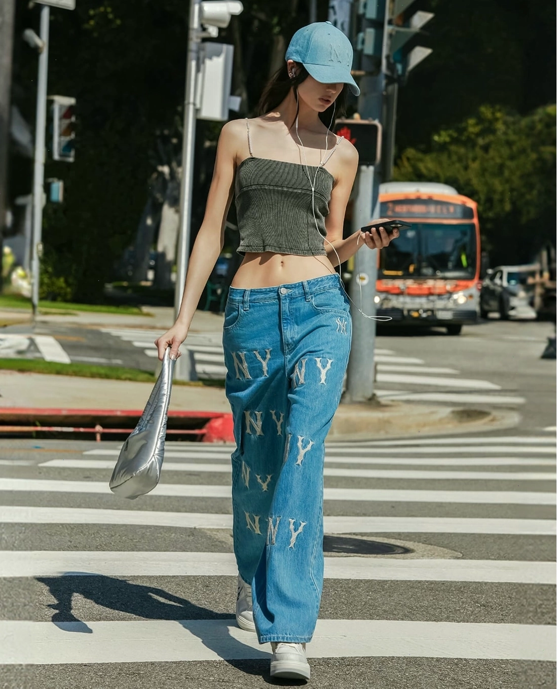 Quần jeans nữ ống rộng basic với đường nét thiết kế tinh tế và form dáng chuẩn