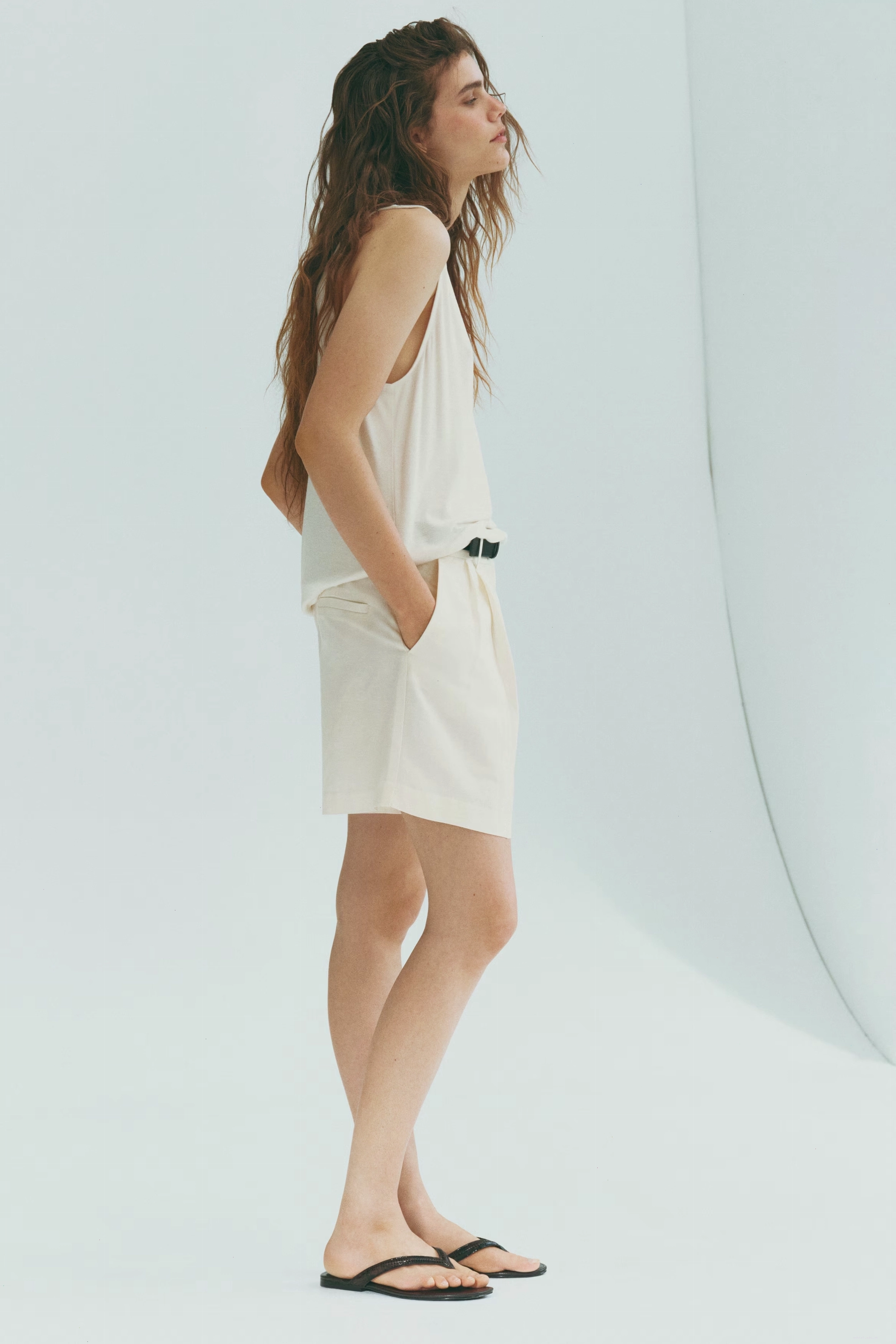 Quần short bằng linen pha kiểu may đo màu ngà