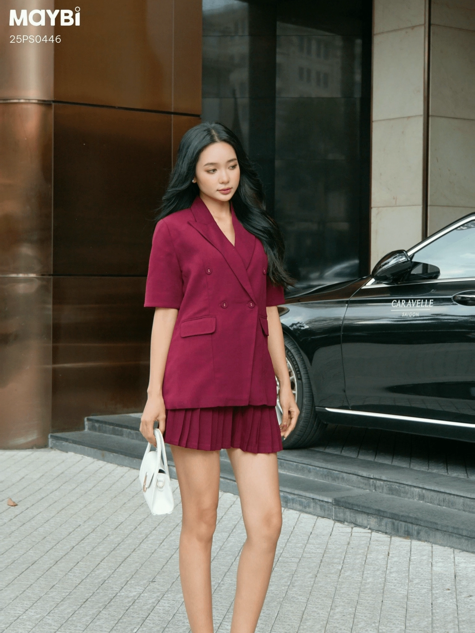 Set áo blazer và chân váy xếp ly đỏ, chi tiết phụ kiện túi xách và giày