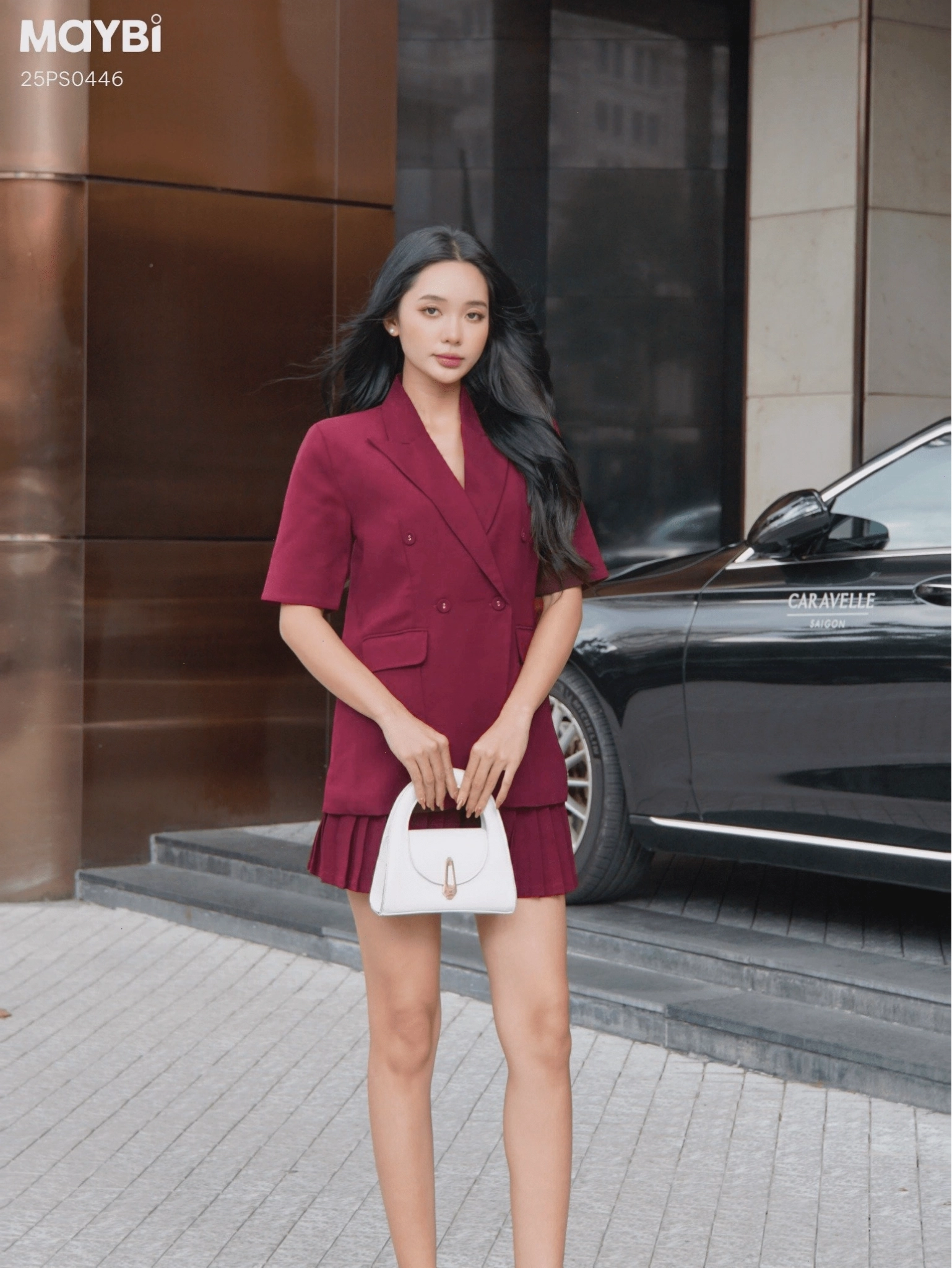 Set áo blazer và chân váy xếp ly màu đỏ