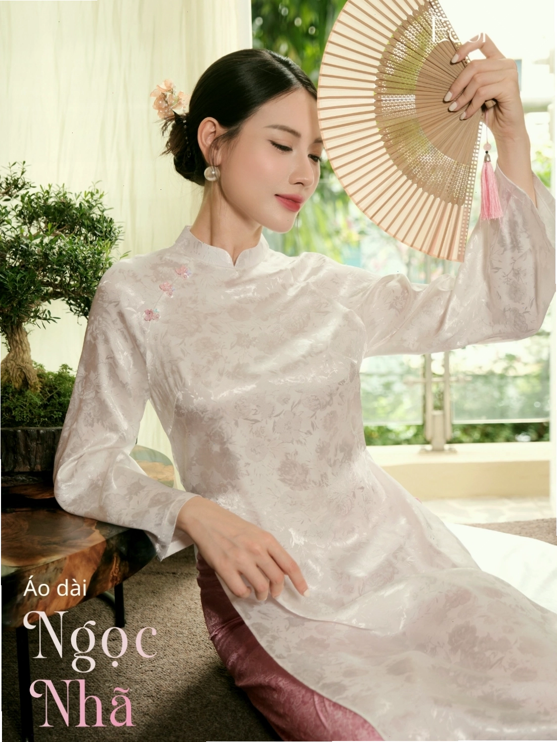 Set áo dài cách tân gam màu đỏ rực, cổ tròn, tay lỡ, họa tiết rồng phượng ấn tượng, phối cùng mấn đội đầu.