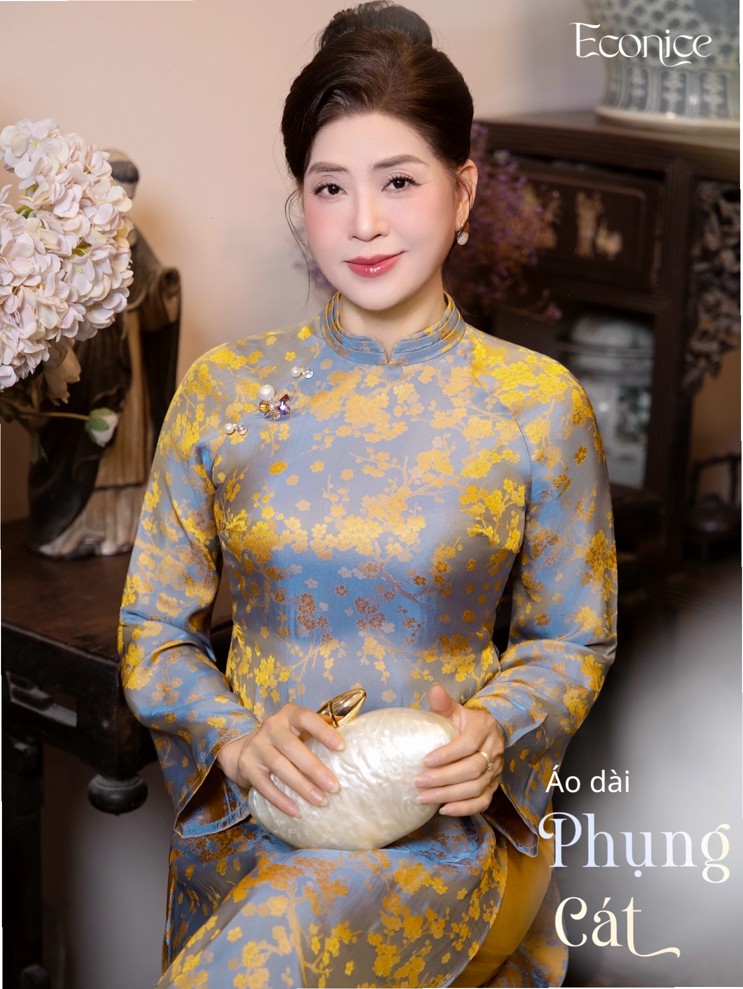 Set áo dài cách tân màu cam đất, cổ thuyền, tay lỡ, phối cùng quần culottes trắng và túi cói.