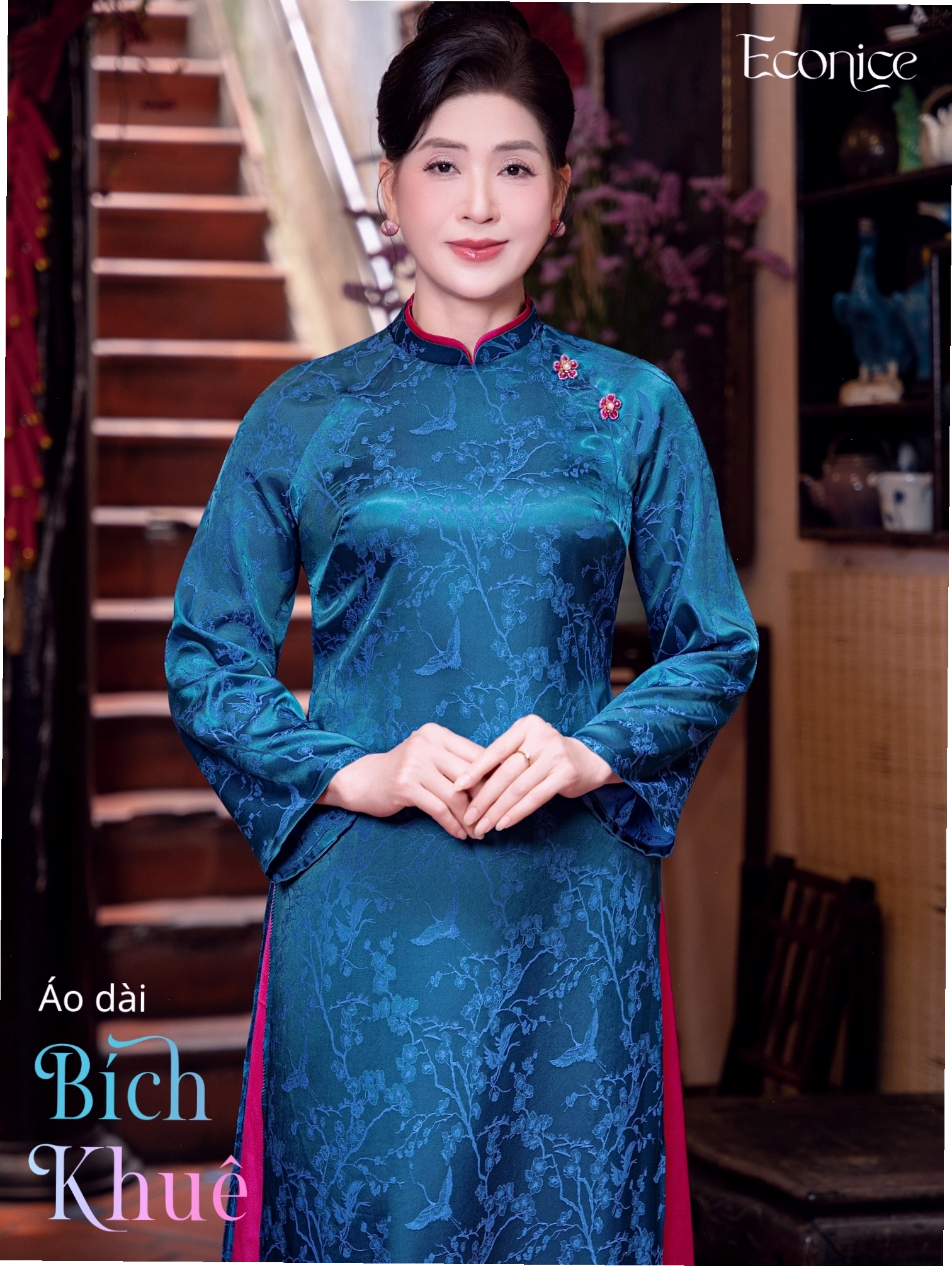 Set áo dài cách tân màu tím than, cổ tròn, tay lỡ, phối cùng quần lụa trắng.