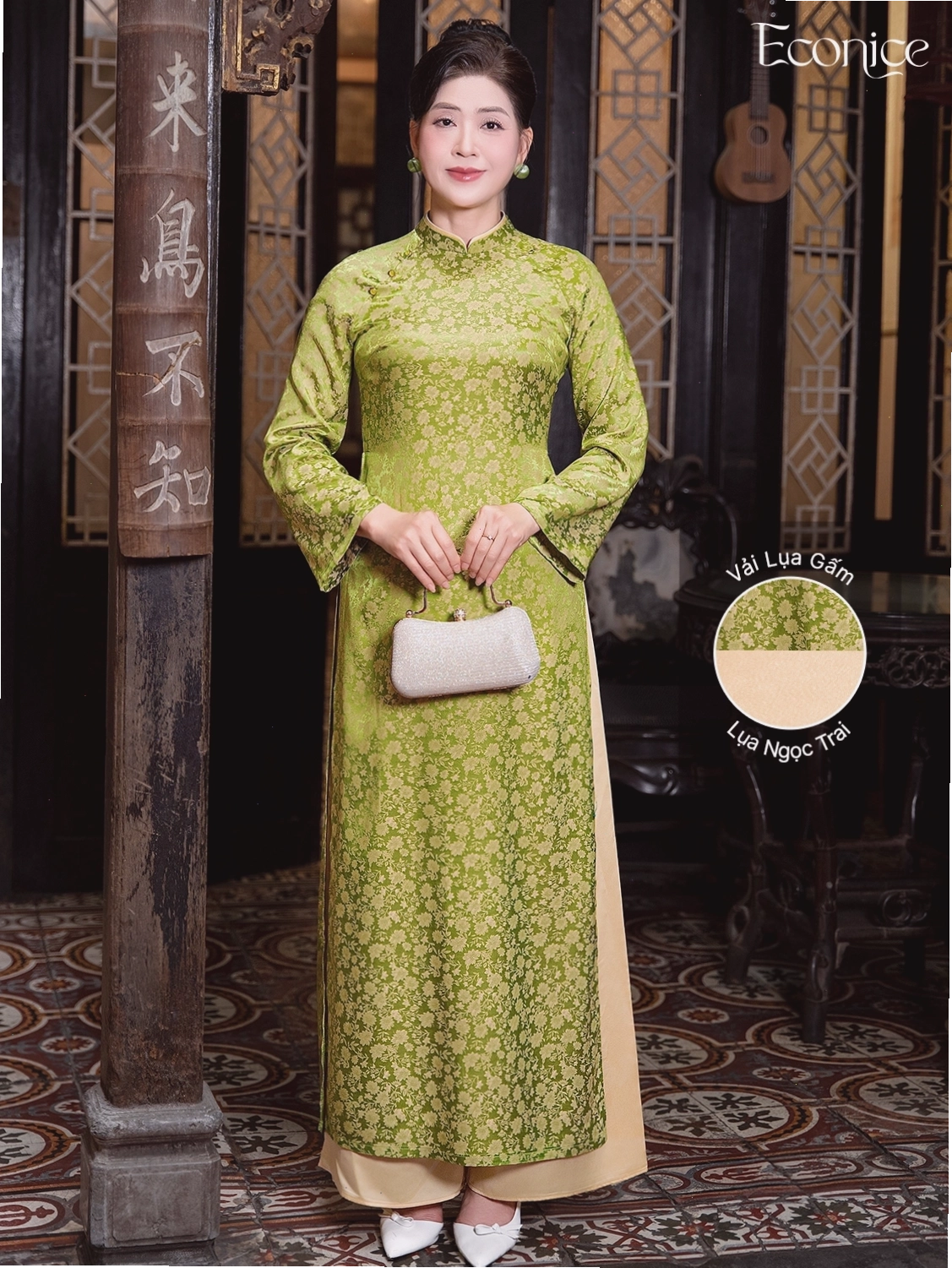 Set áo dài cách tân màu trắng kem, cổ tròn, tay lỡ, phối cùng quần lụa trắng và mấn đội đầu.