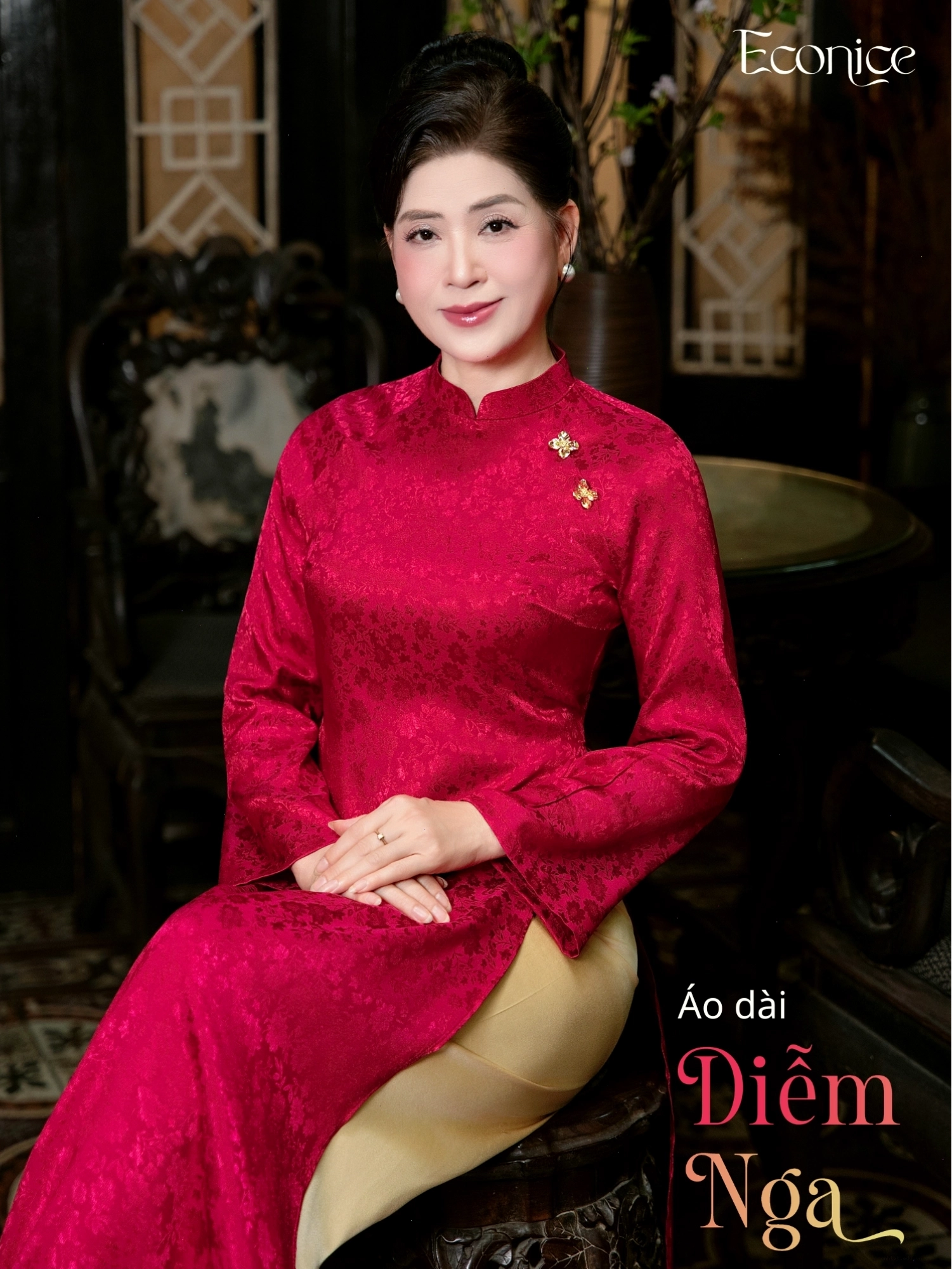Set áo dài cách tân màu vàng kem, cổ tròn, tay lỡ, phối cùng quần lụa trắng.
