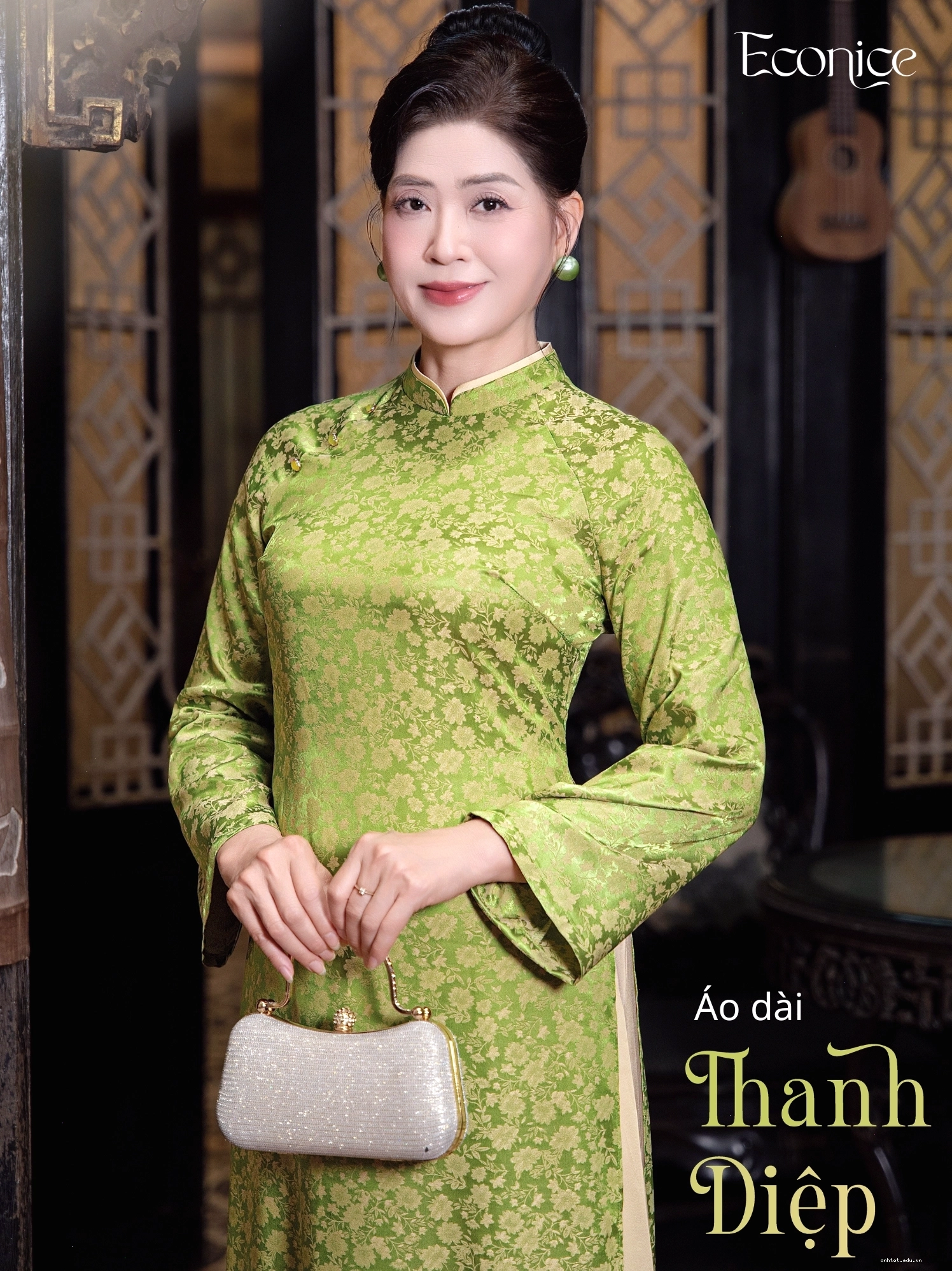 Set áo dài cách tân màu vàng kim, cổ tròn, tay phồng, phối cùng quần lụa trắng.