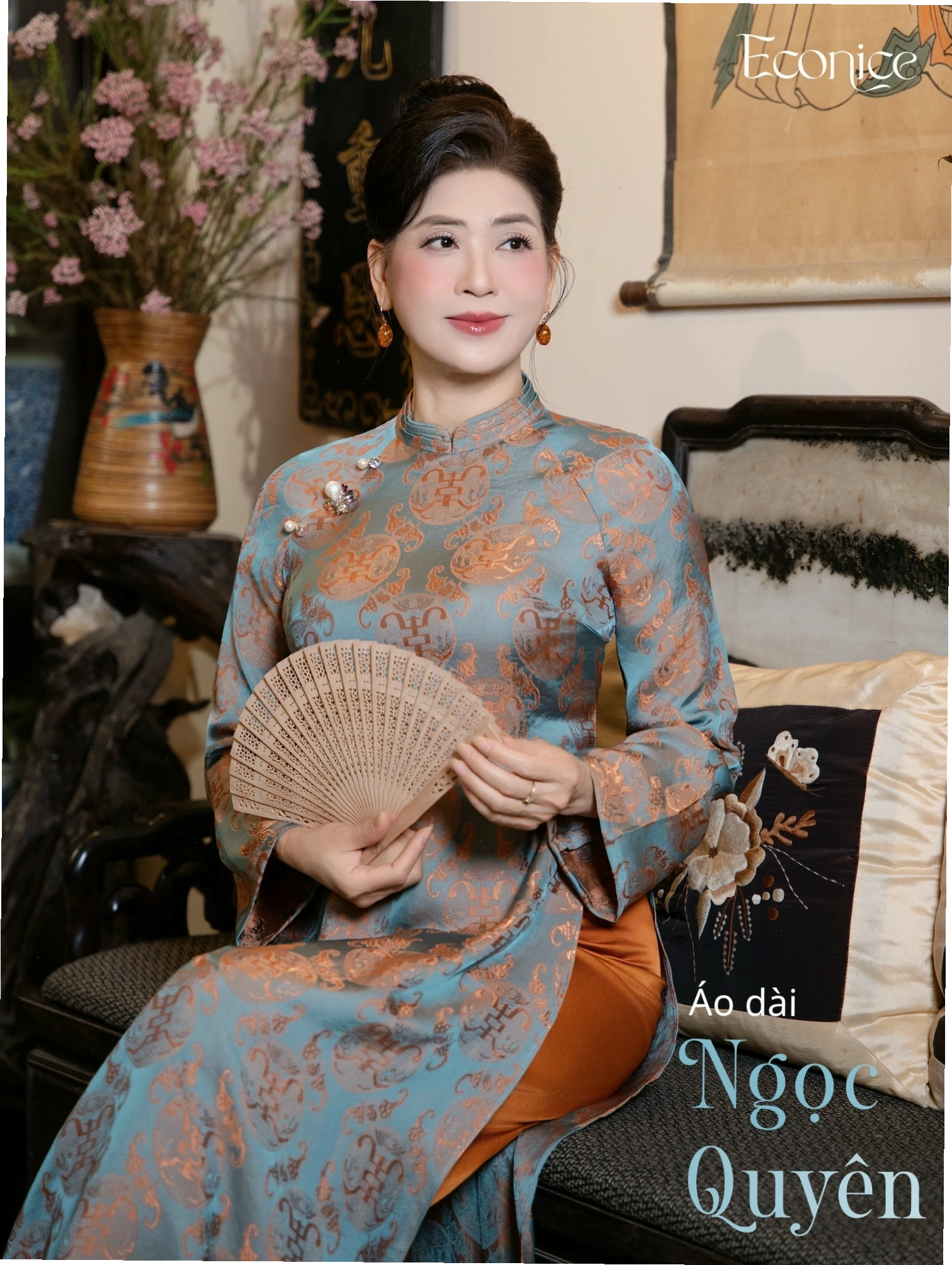 Set áo dài cách tân màu vàng mù tạt, cổ tròn, tay phồng, phối cùng quần ống rộng đen.