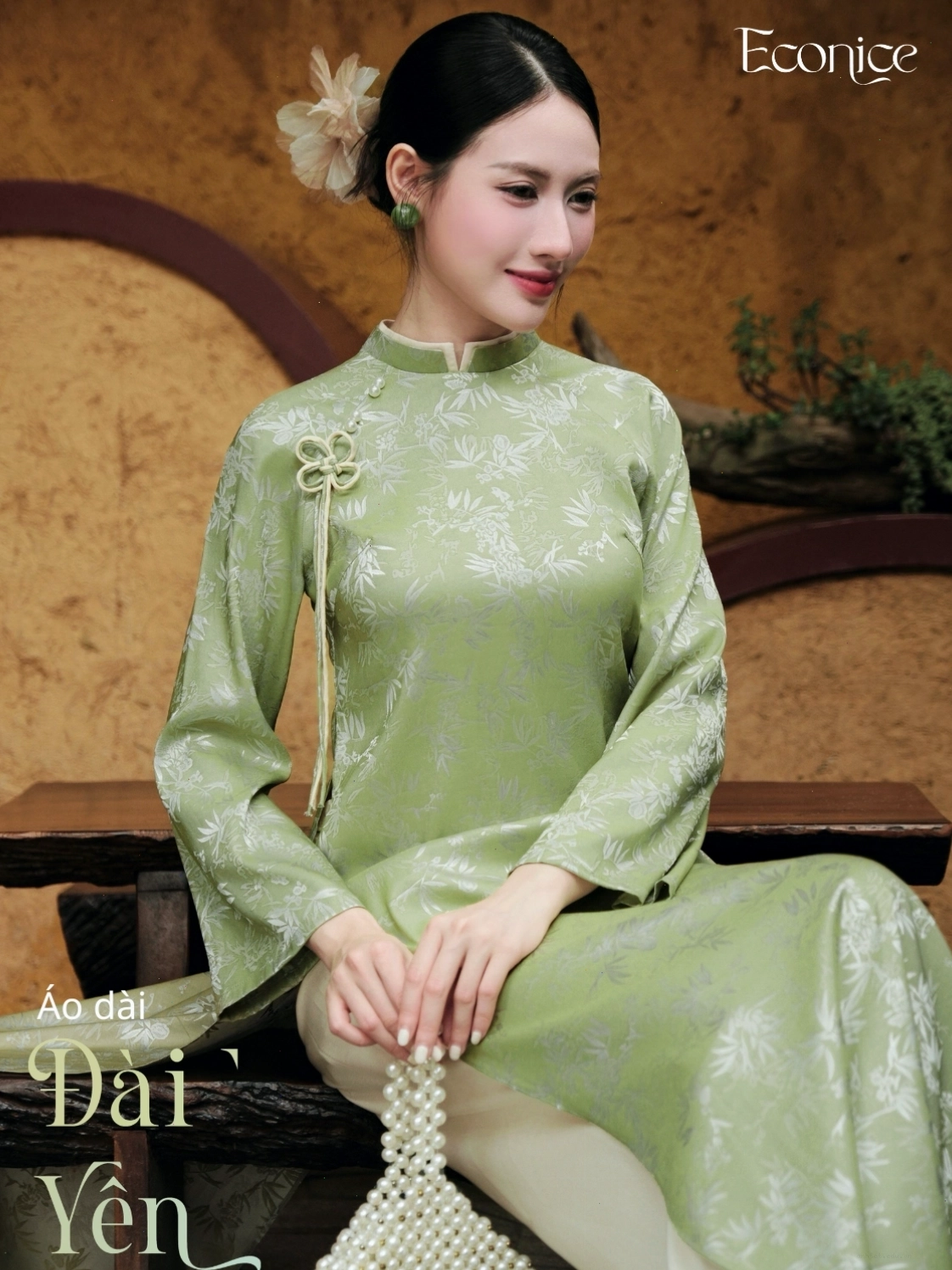 Set áo dài cách tân màu xanh dương nhạt, cổ thuyền, tay lỡ, phối cùng quần lụa trắng.