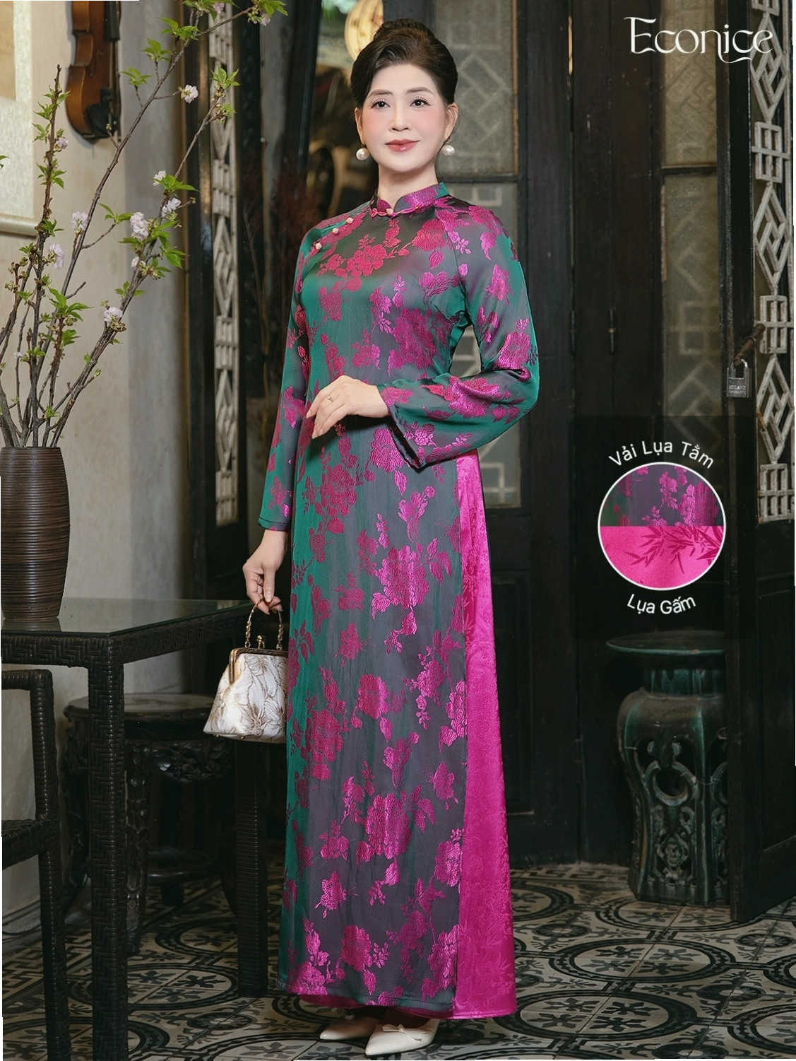Set áo dài cách tân màu xanh lá cây non, cổ tròn, tay lỡ, phối cùng quần lụa trắng và mấn đội đầu.