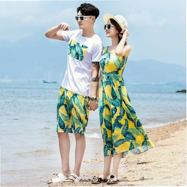 Set áo đôi, trang phục của nữ là đầm maxi quyến rũ, của nam là áo sơ mi và quần