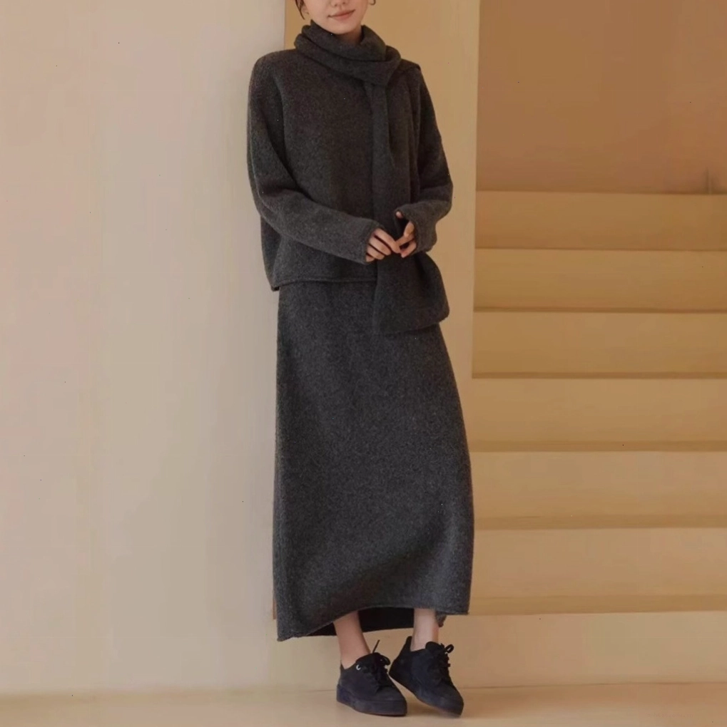 Set áo len màu kem dáng rộng phối chân váy midi dài cùng khăn choàng