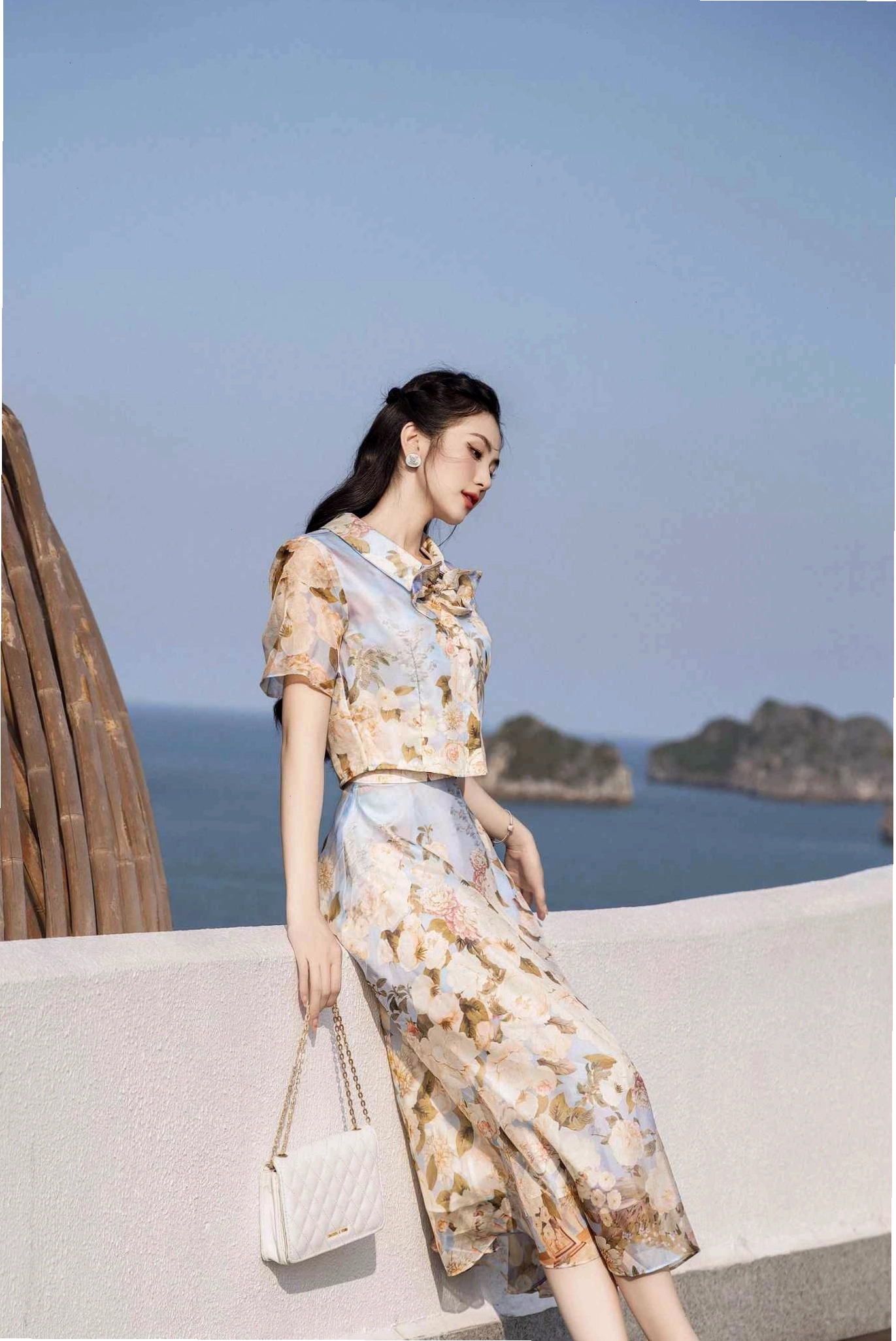Set áo sơ mi lụa và chân váy lụa dáng dài màu hồng pastel