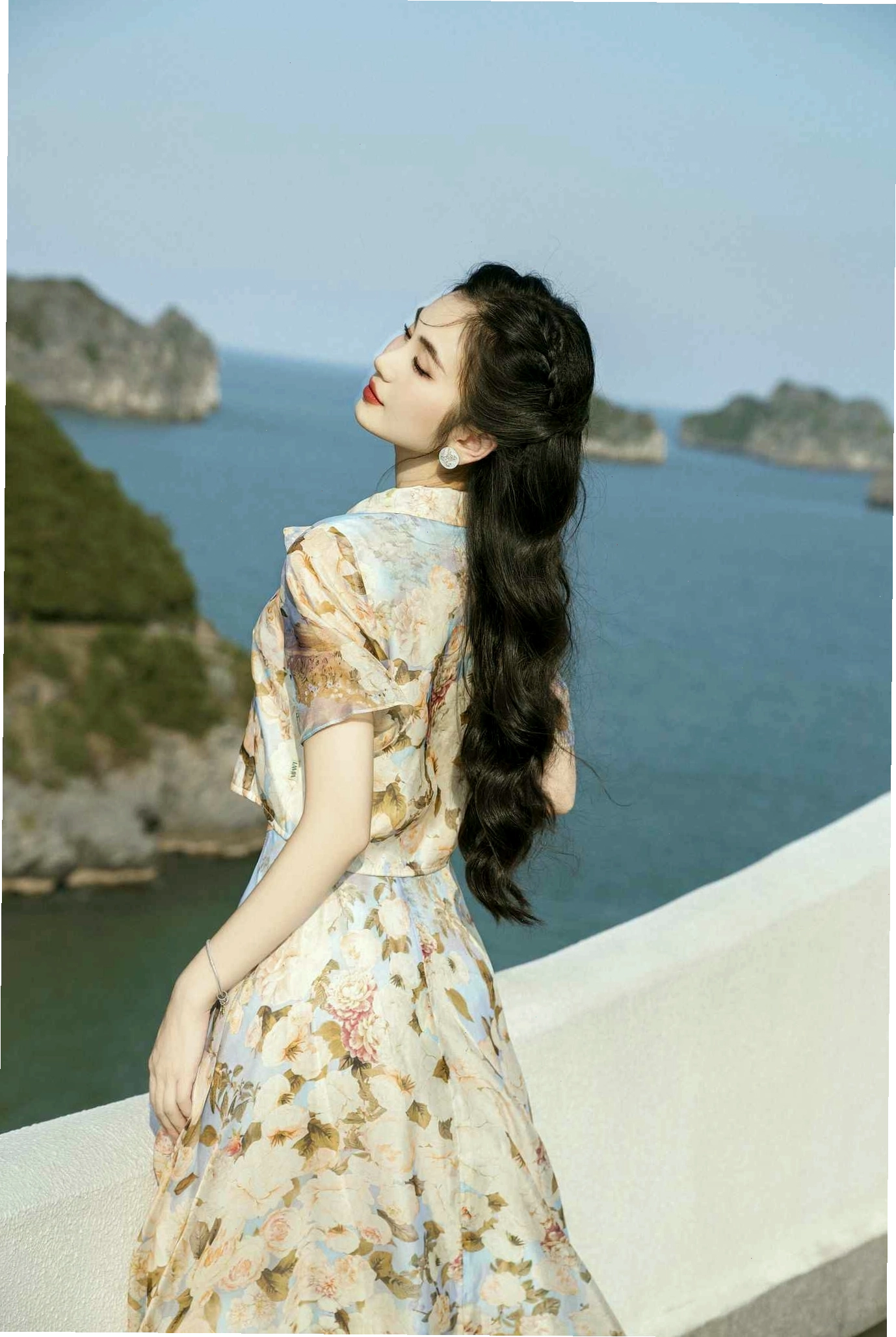 Set áo sơ mi và chân váy xếp ly midi màu trắng