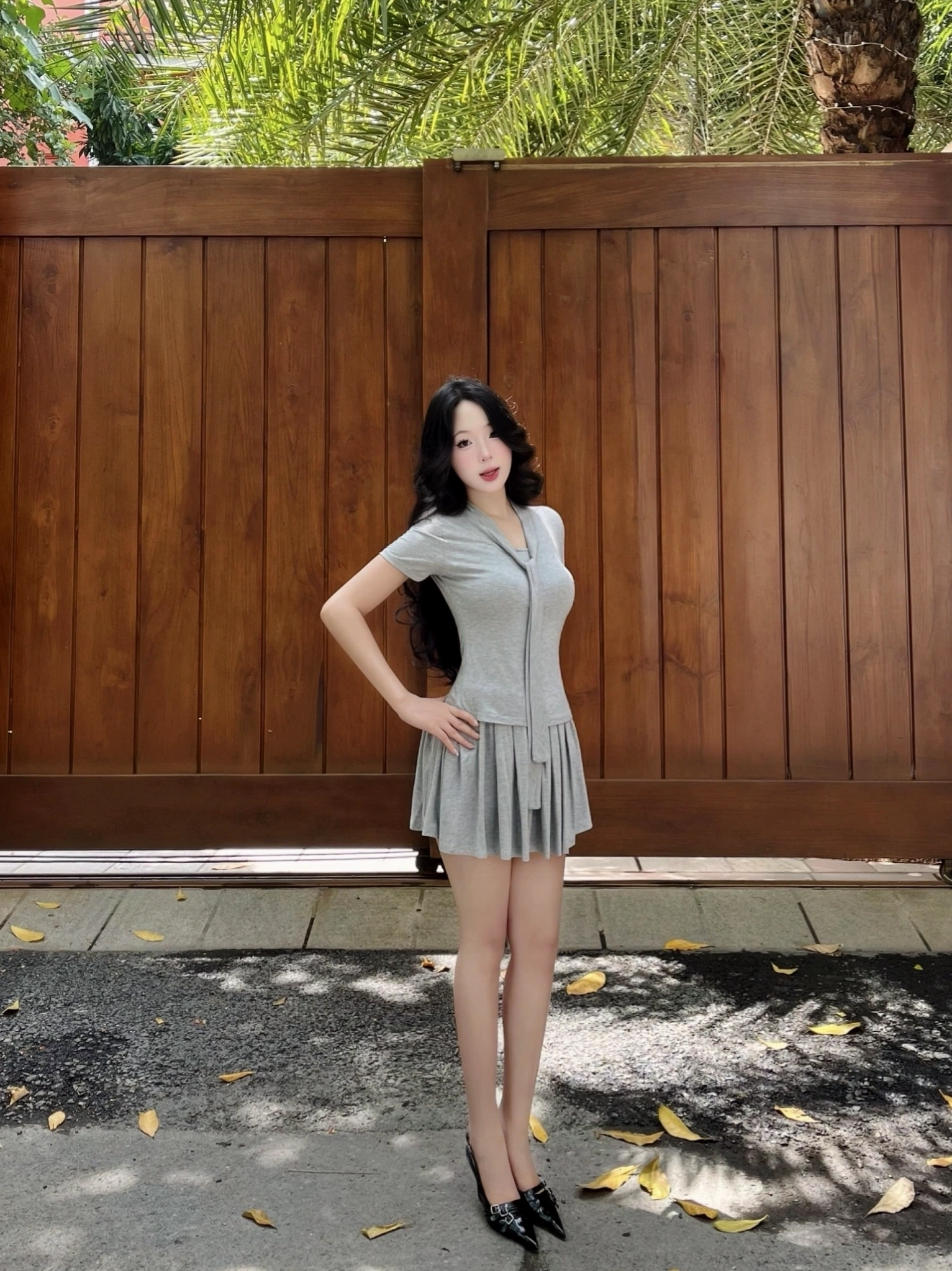 Set áo thun form rộng và chân váy midi xếp ly màu be